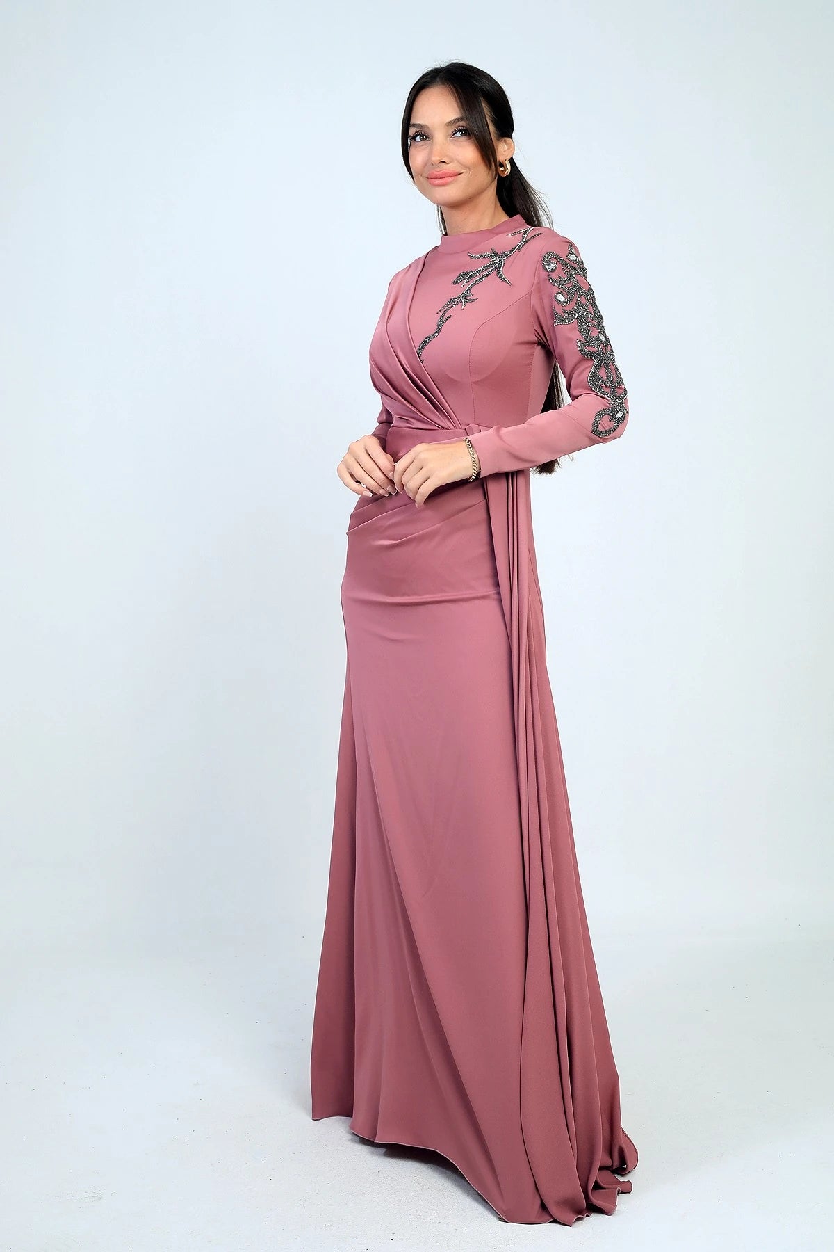 Image of Rochie hijab din crep satinat, cu imprimeu de pietre, cu încrețituri în față și căptușită
