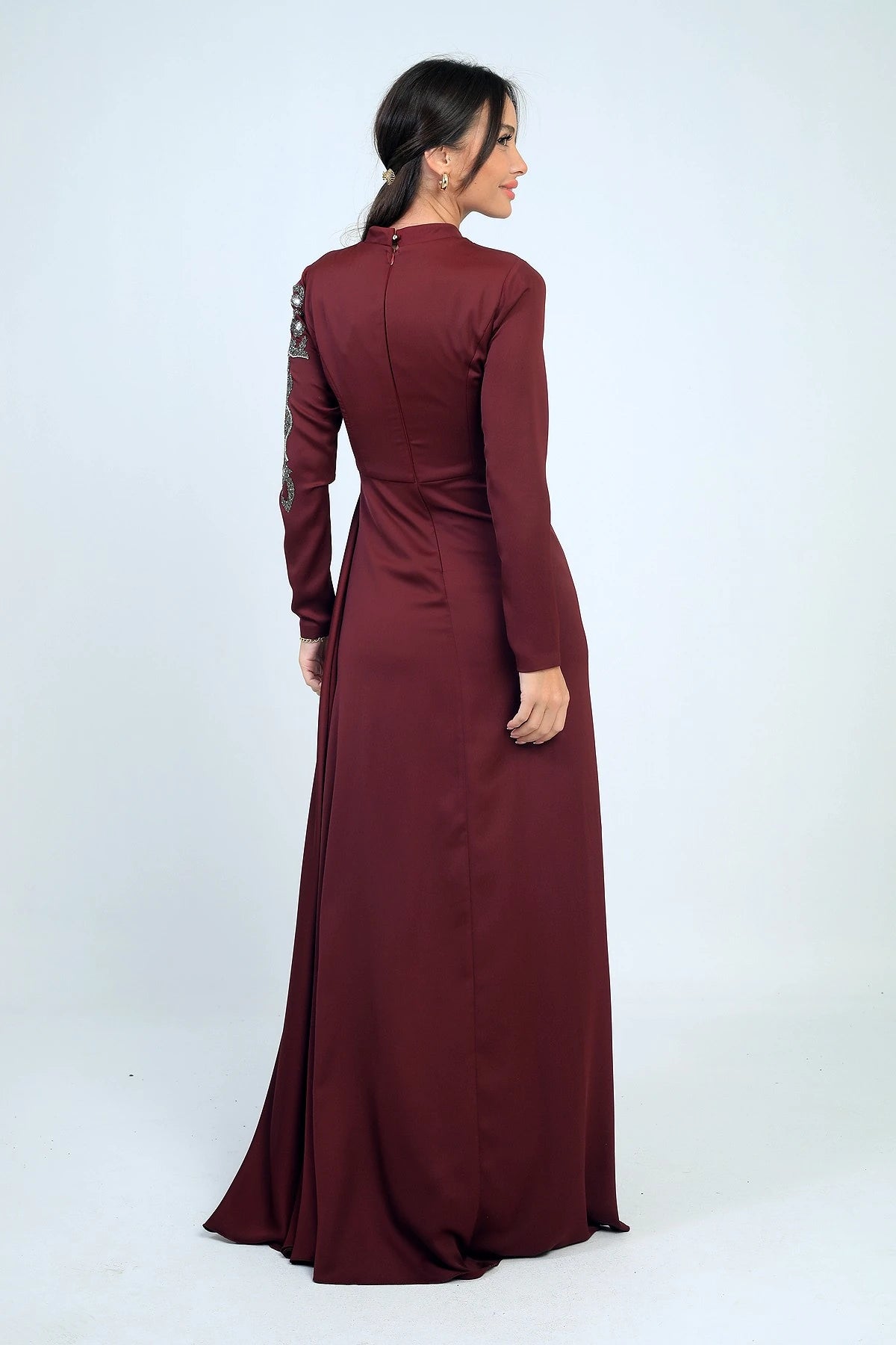 Image of Rochie hijab din crep satinat, cu imprimeu de pietre, cu încrețituri în față și căptușită