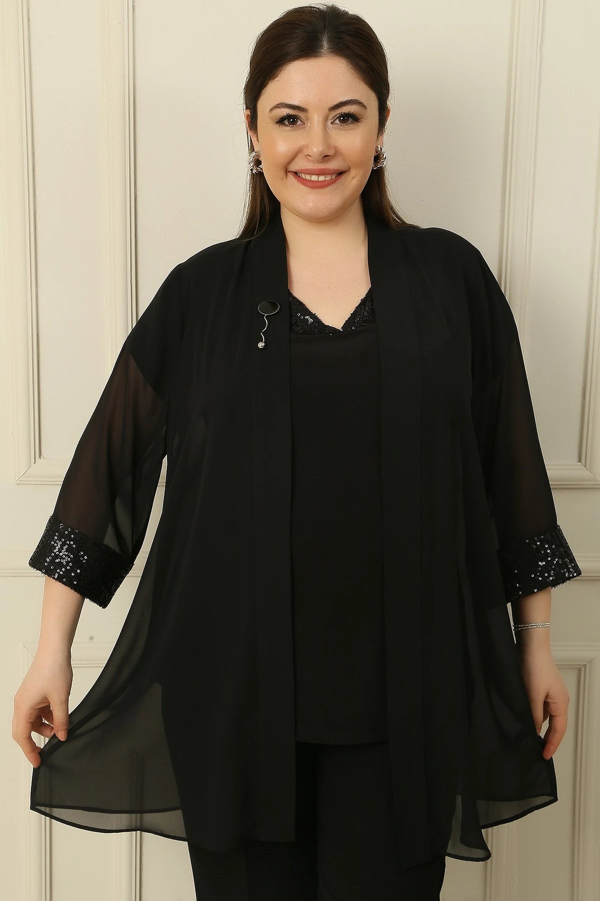 Image of V Yaka Pullu Kolsuz Bluz Bronşlu Kol Uçları Pullu Şifon Ceket Büyük Beden 2'li Takım