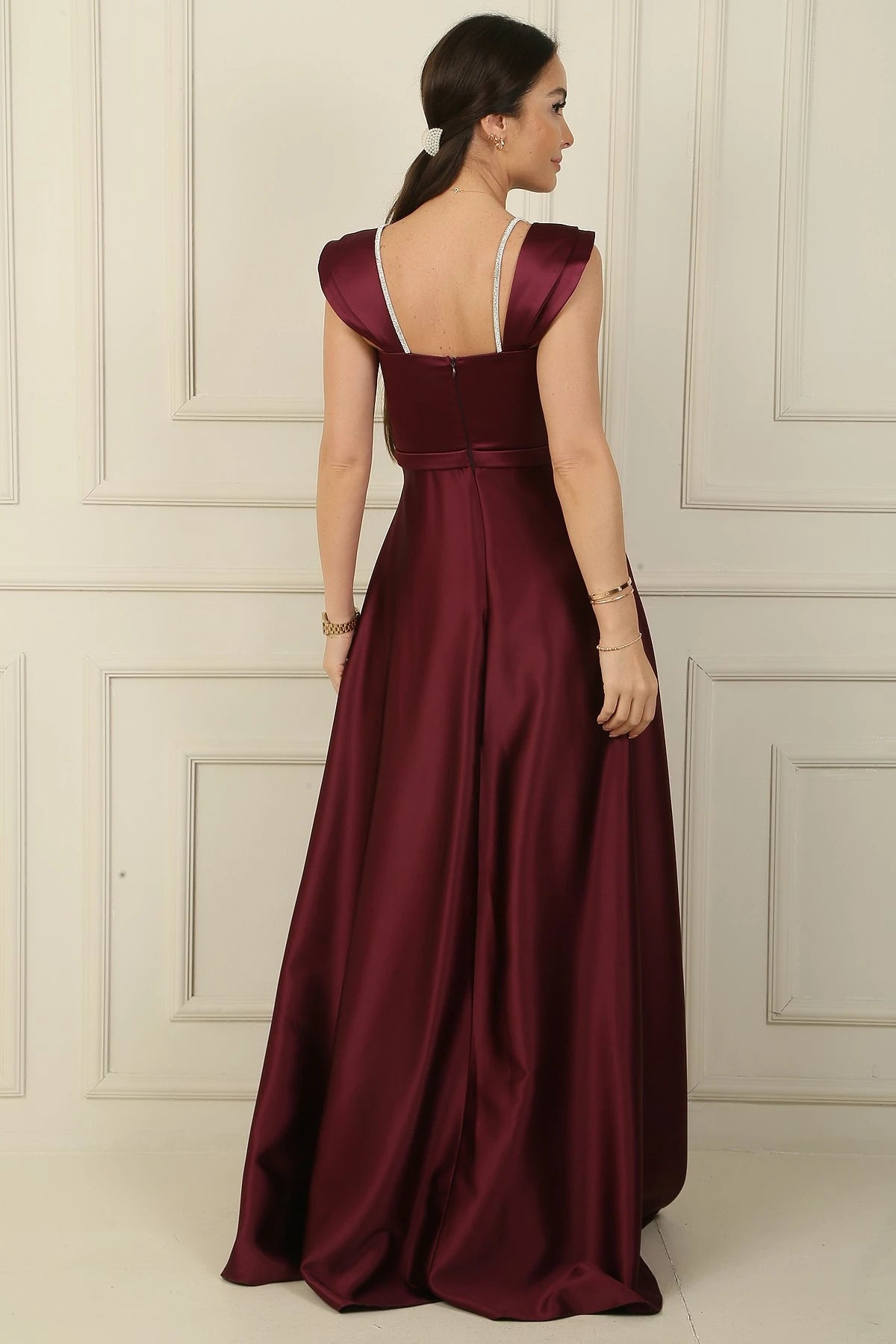 Image of Rochie lungă din satin, cu bretele, detalii cu pietre, decolteu pătrat și căptușită