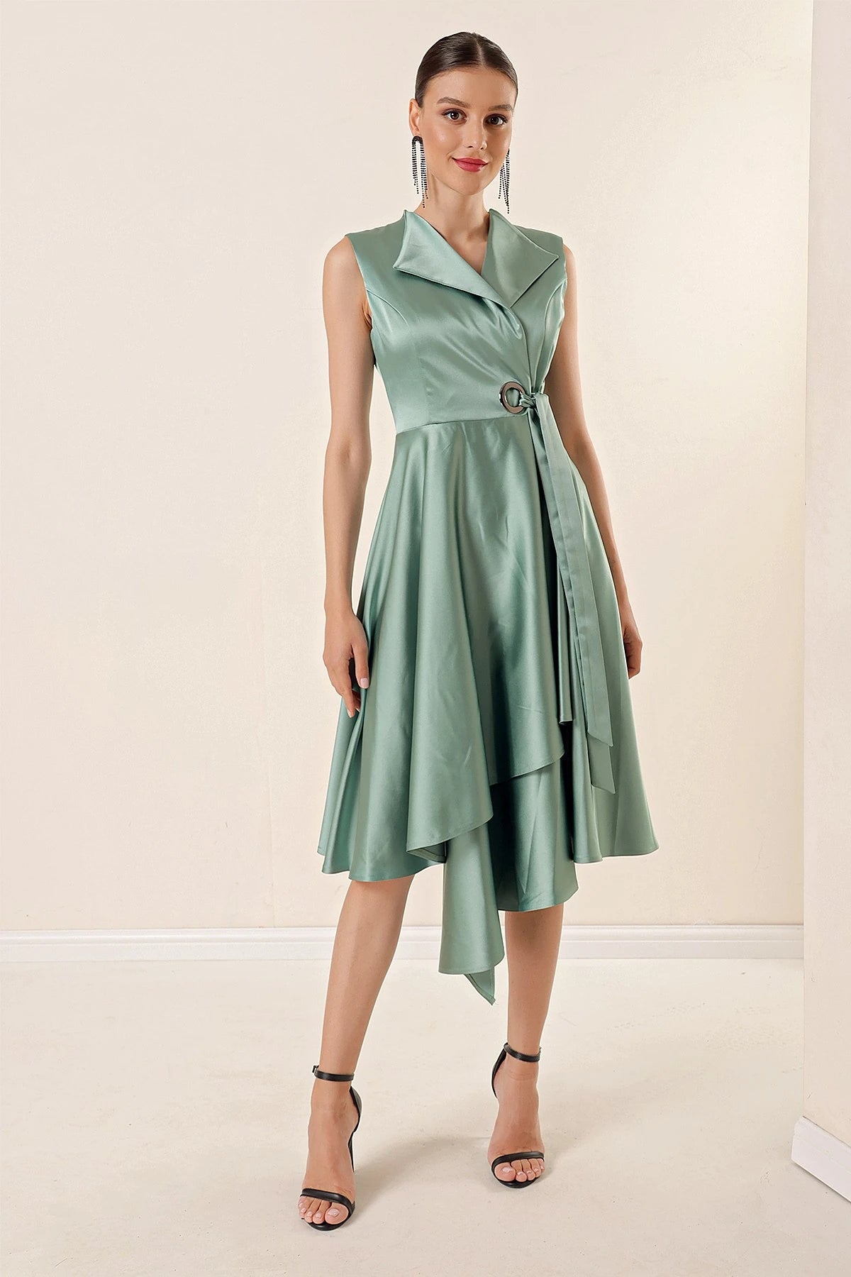 Image of Rochie din satin cu decolteu înfășurat și șireturi
