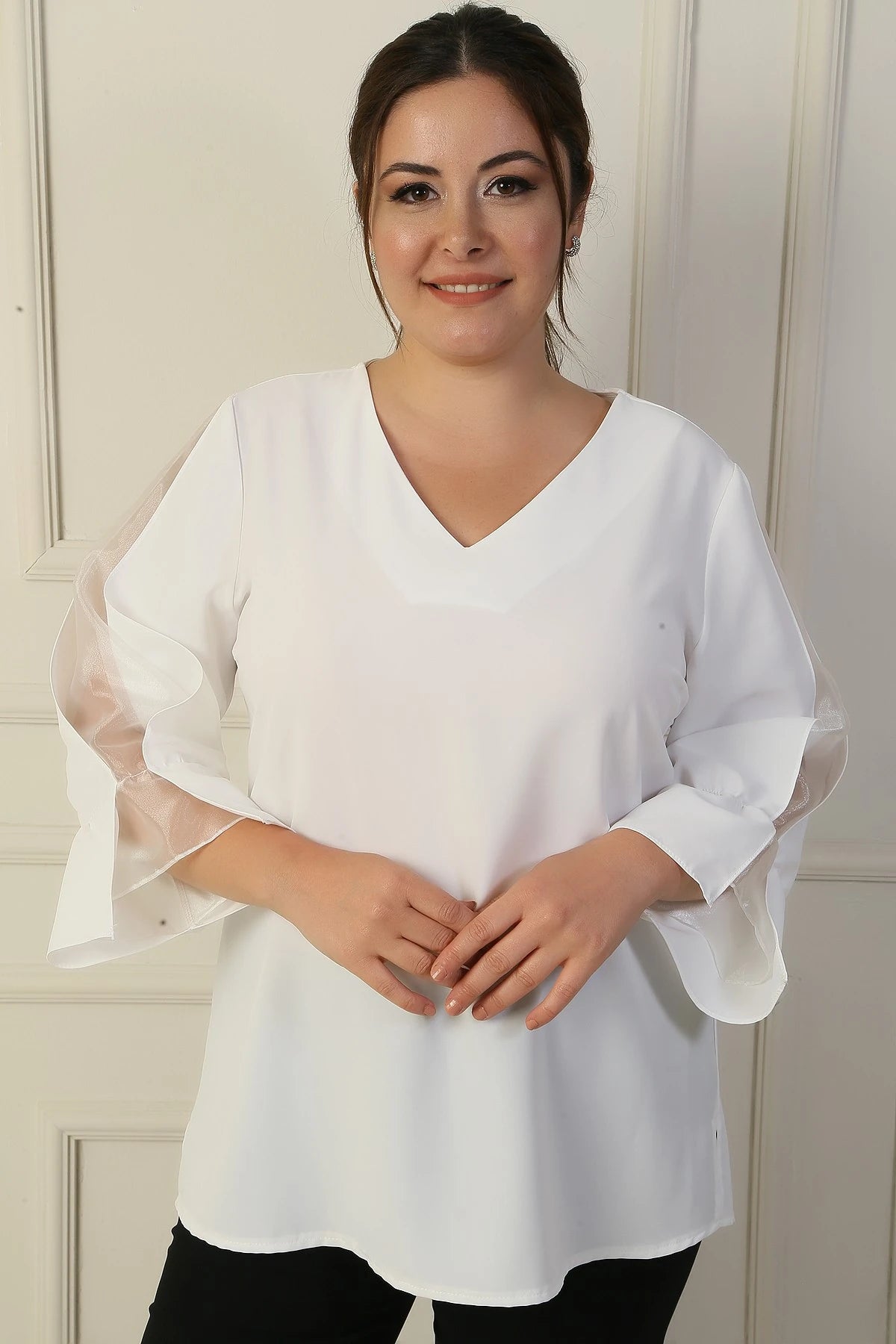 Image of Bluză BB din crep semi-organza cu decolteu în V