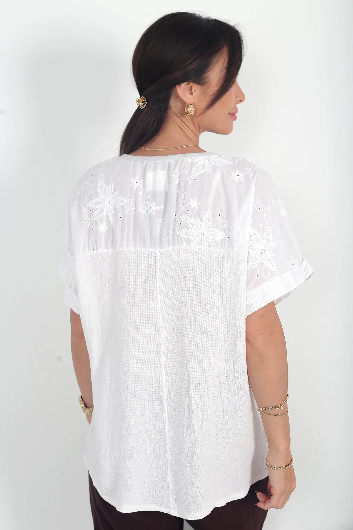 Image of Kadın İtalyan Keten Zınmbalı V Yaka Tek Cepli Omuzlar Nakış İşlemeli Oversize Cotton Bluz