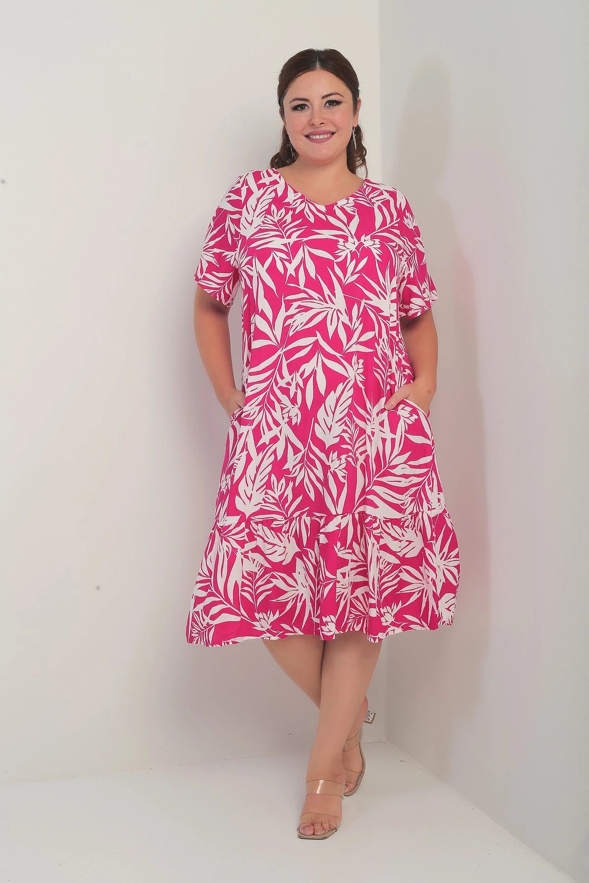 Image of Rochie de damă cu decolteu în V, model mixt de frunze, mărime plus, cu buzunare și fustă cu volane