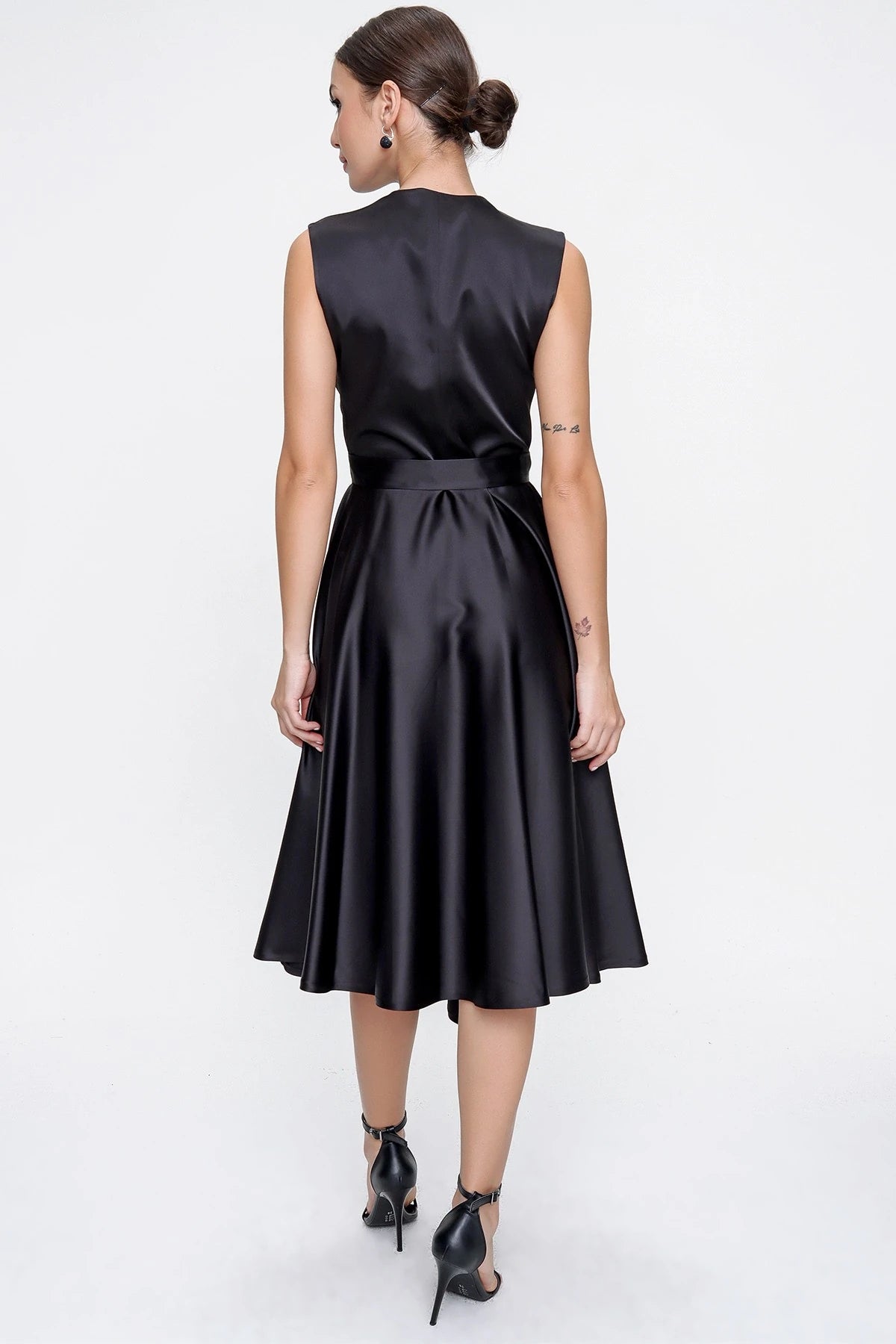 Image of Rochie din satin cu decolteu înfășurat și șireturi