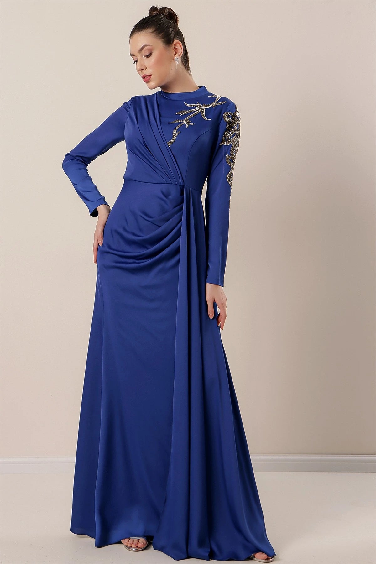 Image of Rochie hijab din crep satinat, cu imprimeu de pietre, cu încrețituri în față și căptușită