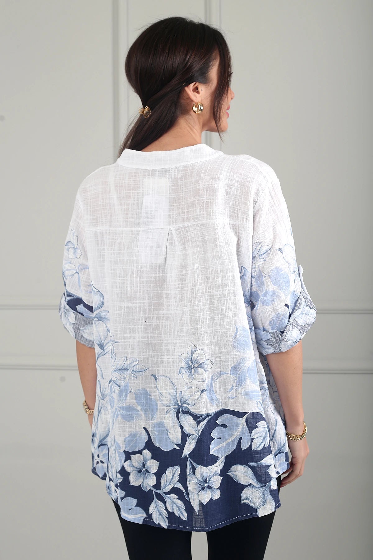 Image of Kadın Üç Düğme Detaylı Çiçek Desenli Tek Cepli İtalyan Cotton Oversize Bluz
