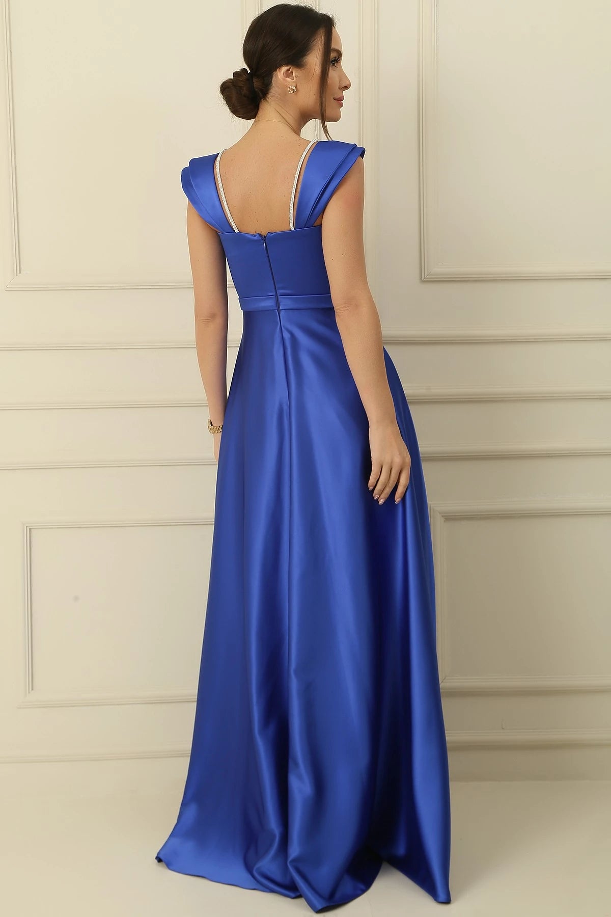 Image of Rochie lungă din satin, cu bretele, detalii cu pietre, decolteu pătrat și căptușită