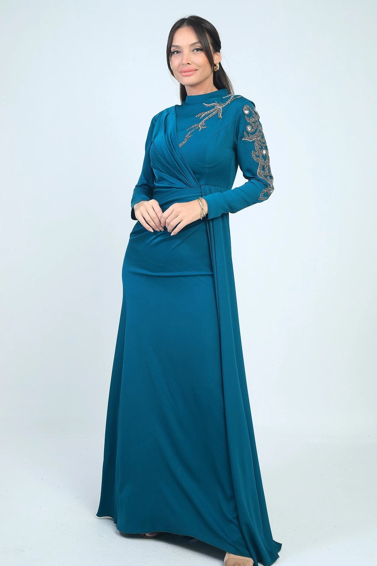 Image of Rochie hijab din crep satinat, cu imprimeu de pietre, cu încrețituri în față și căptușită