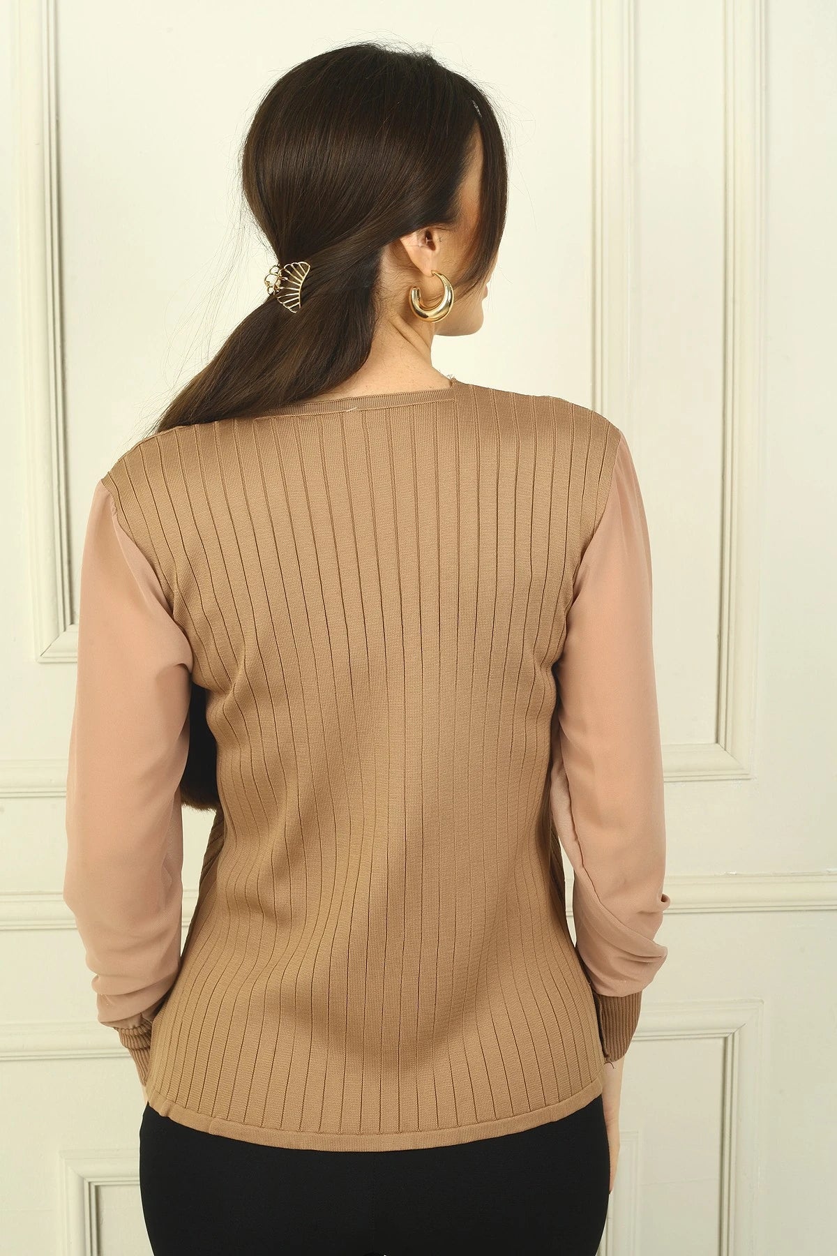 Image of Women's Sleeveless Chiffon V-Neck Sweater