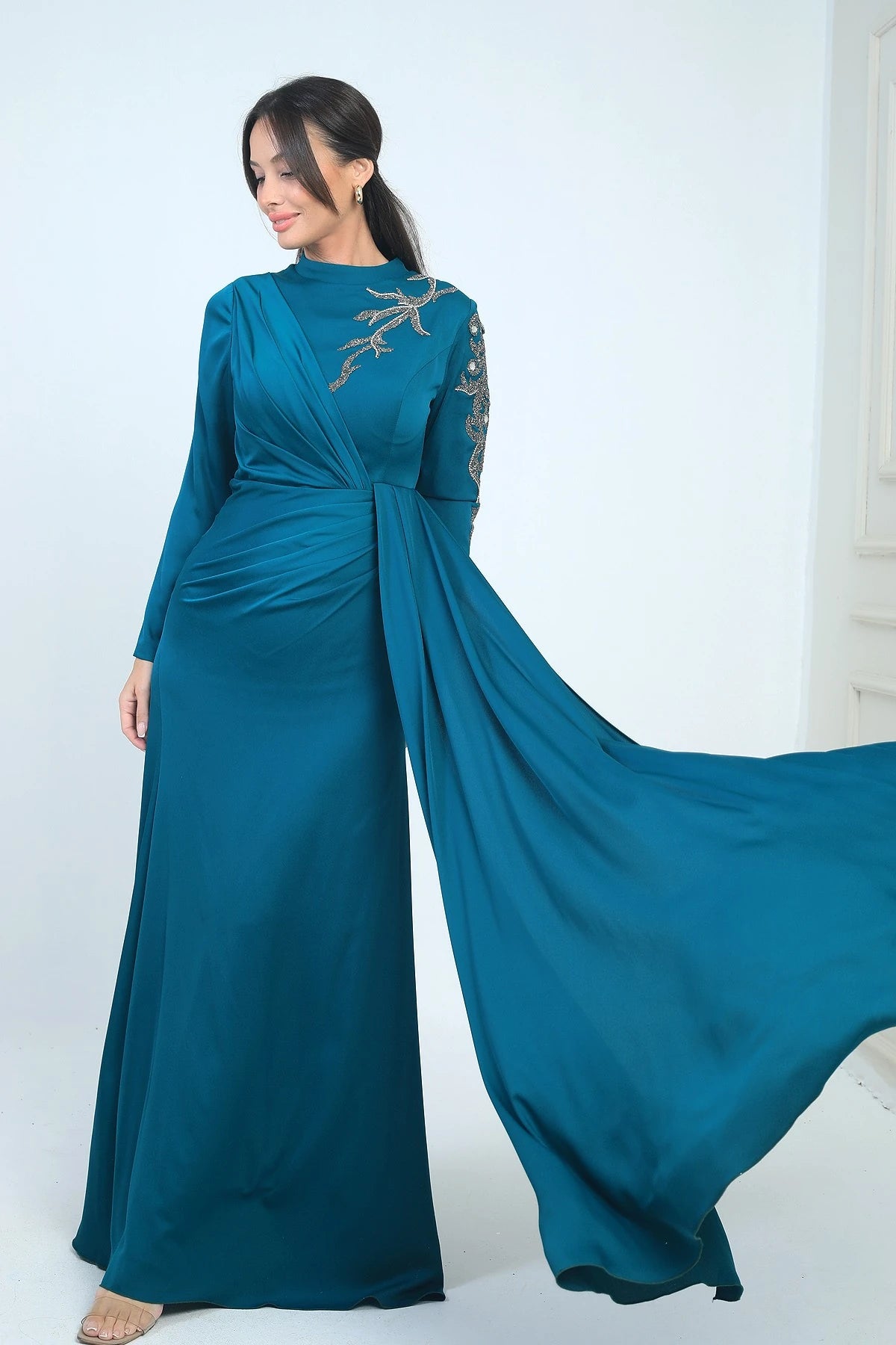 Image of Rochie hijab din crep satinat, cu imprimeu de pietre, cu încrețituri în față și căptușită