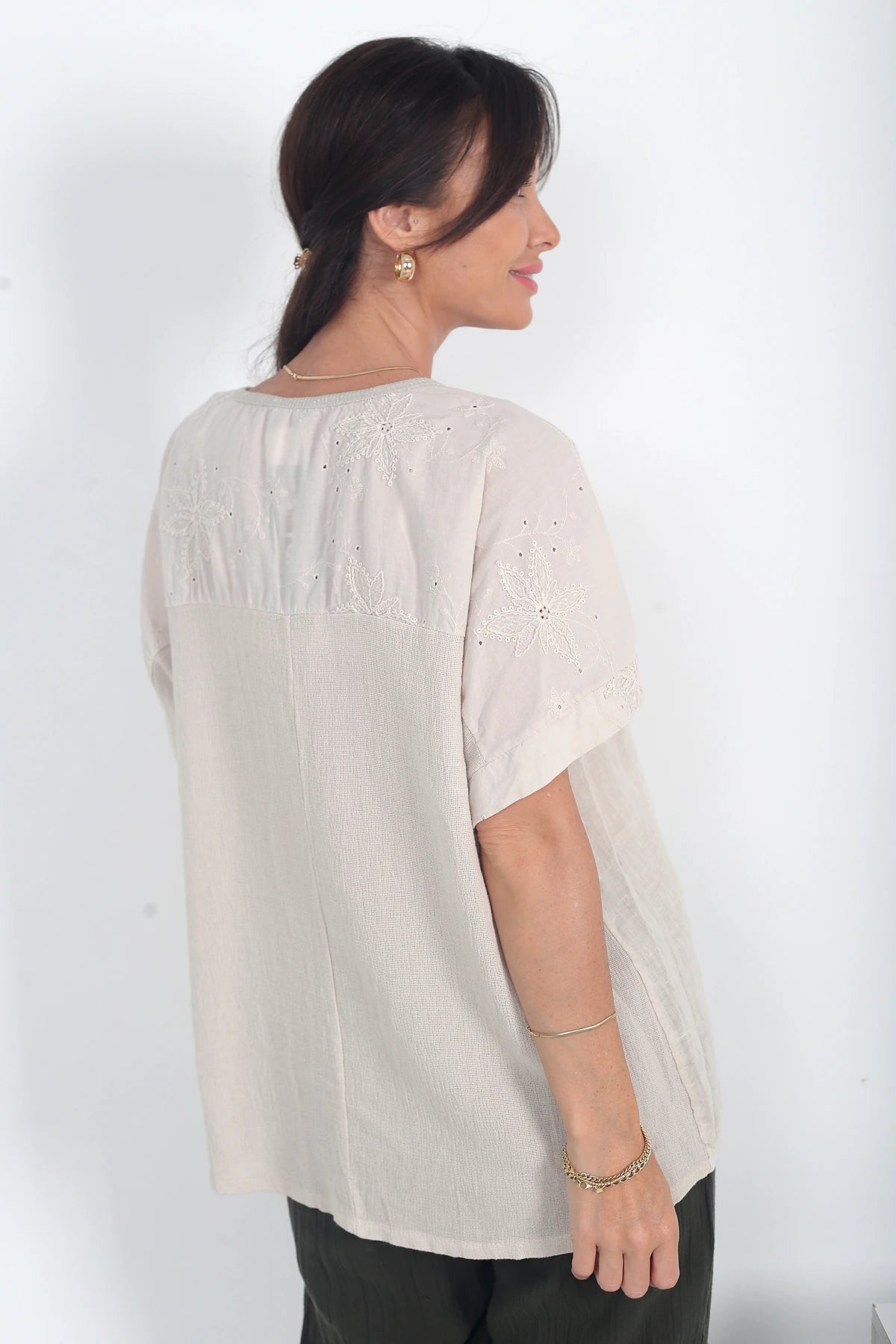 Image of Kadın İtalyan Keten Zınmbalı V Yaka Tek Cepli Omuzlar Nakış İşlemeli Oversize Cotton Bluz