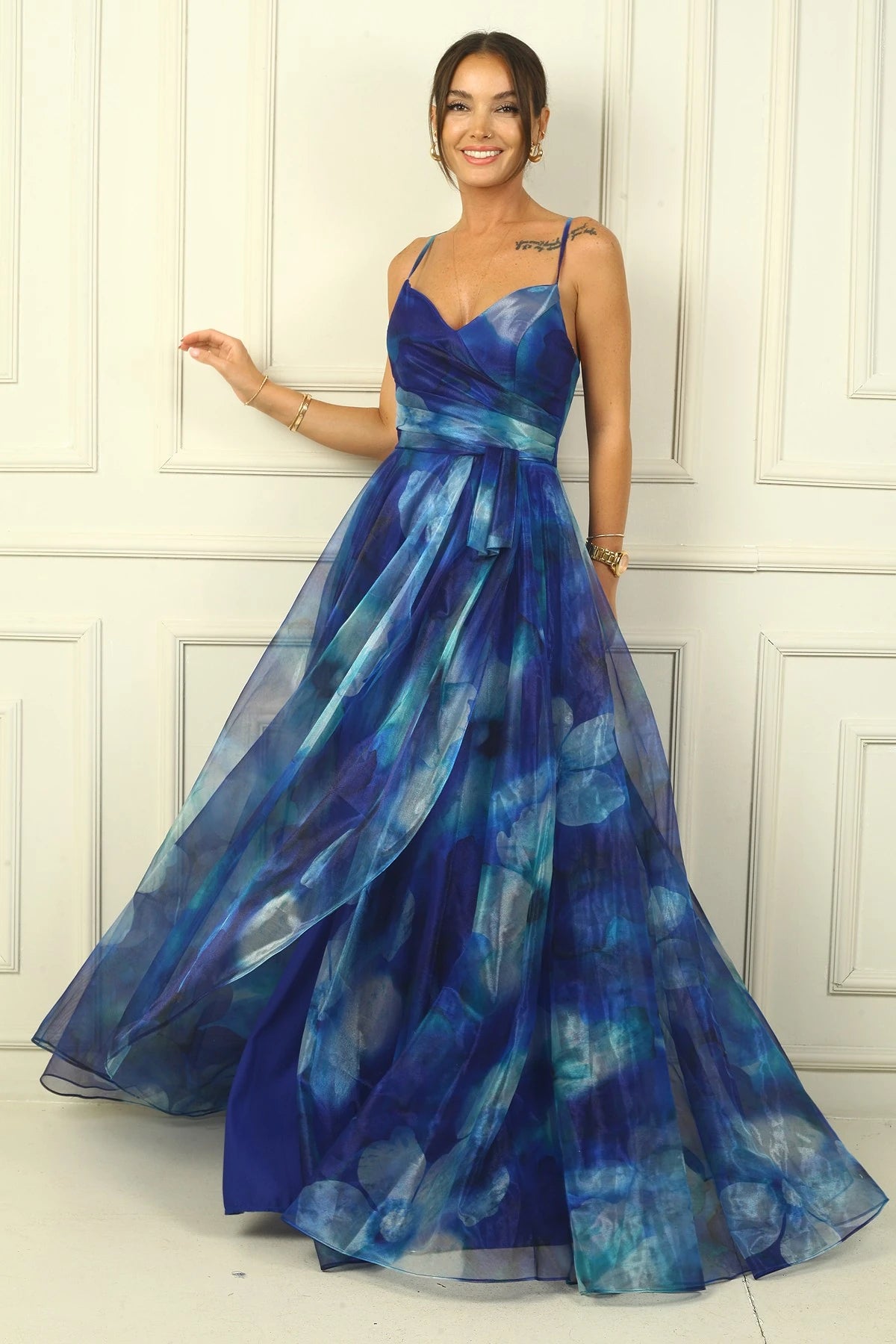 Image of Rochie lungă din organza, cu imprimeu floral și șireturi în față, cu bretele la spate