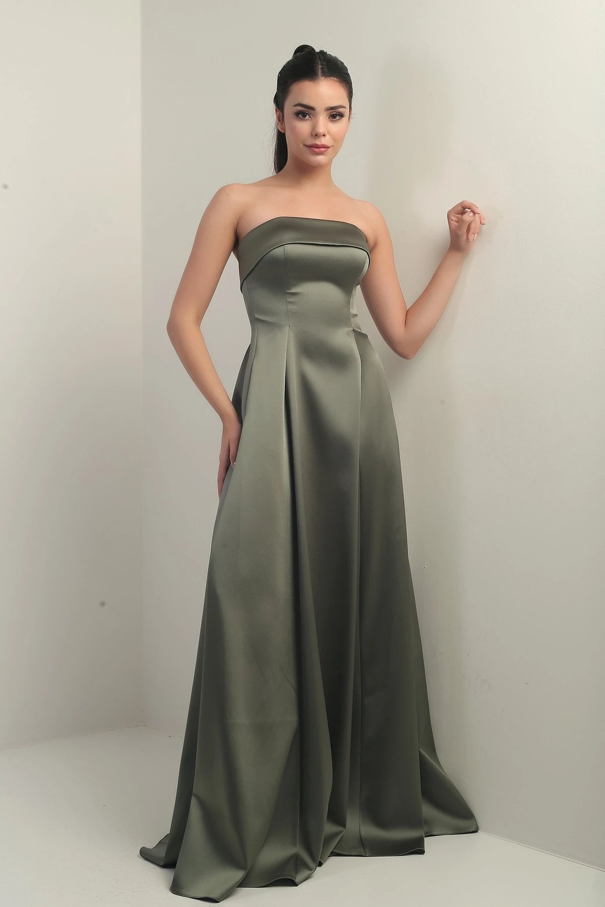 Image of Rochie de seară lungă din satin, fără bretele, cu căptușeală și buzunare pentru femei