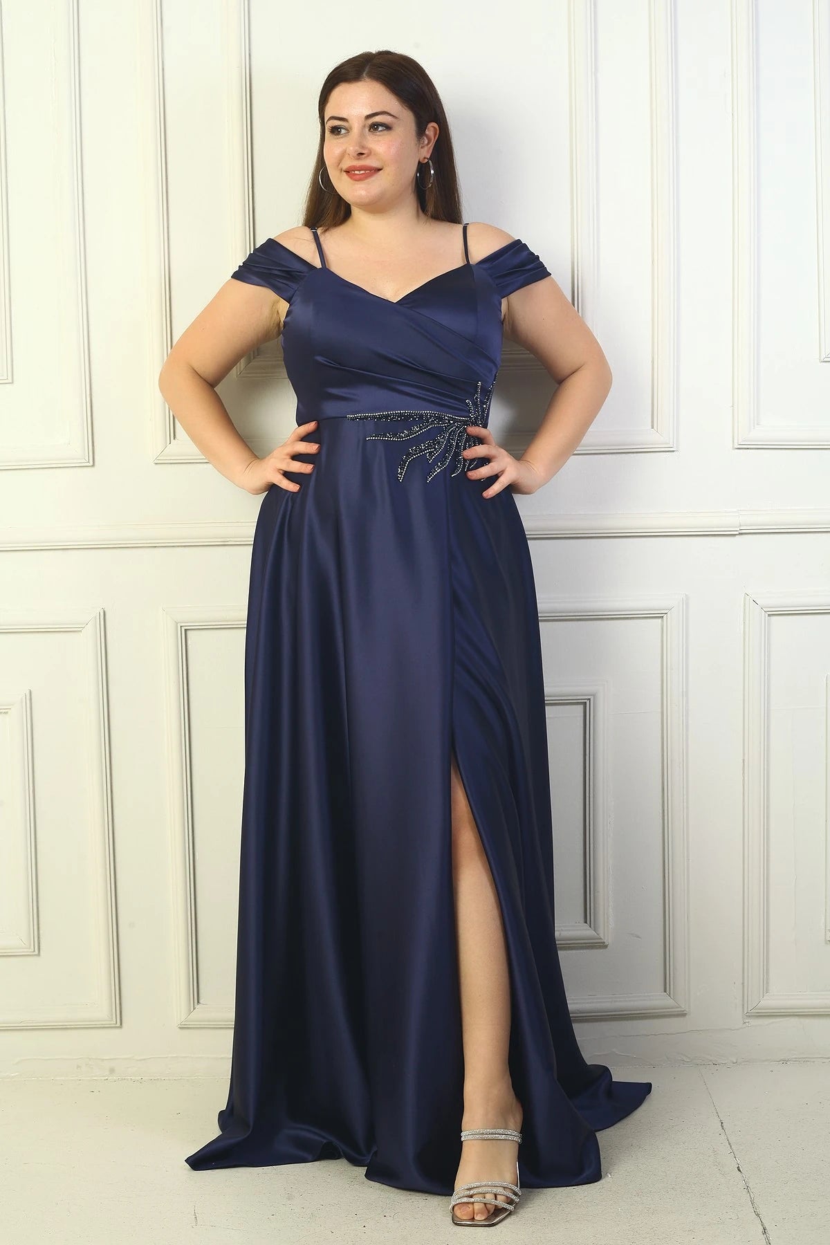 Image of Rochie de seară lungă din satin pentru femei, cu decolteu în V, bretele, mâneci căzute, cu imprimeu, mărime plus