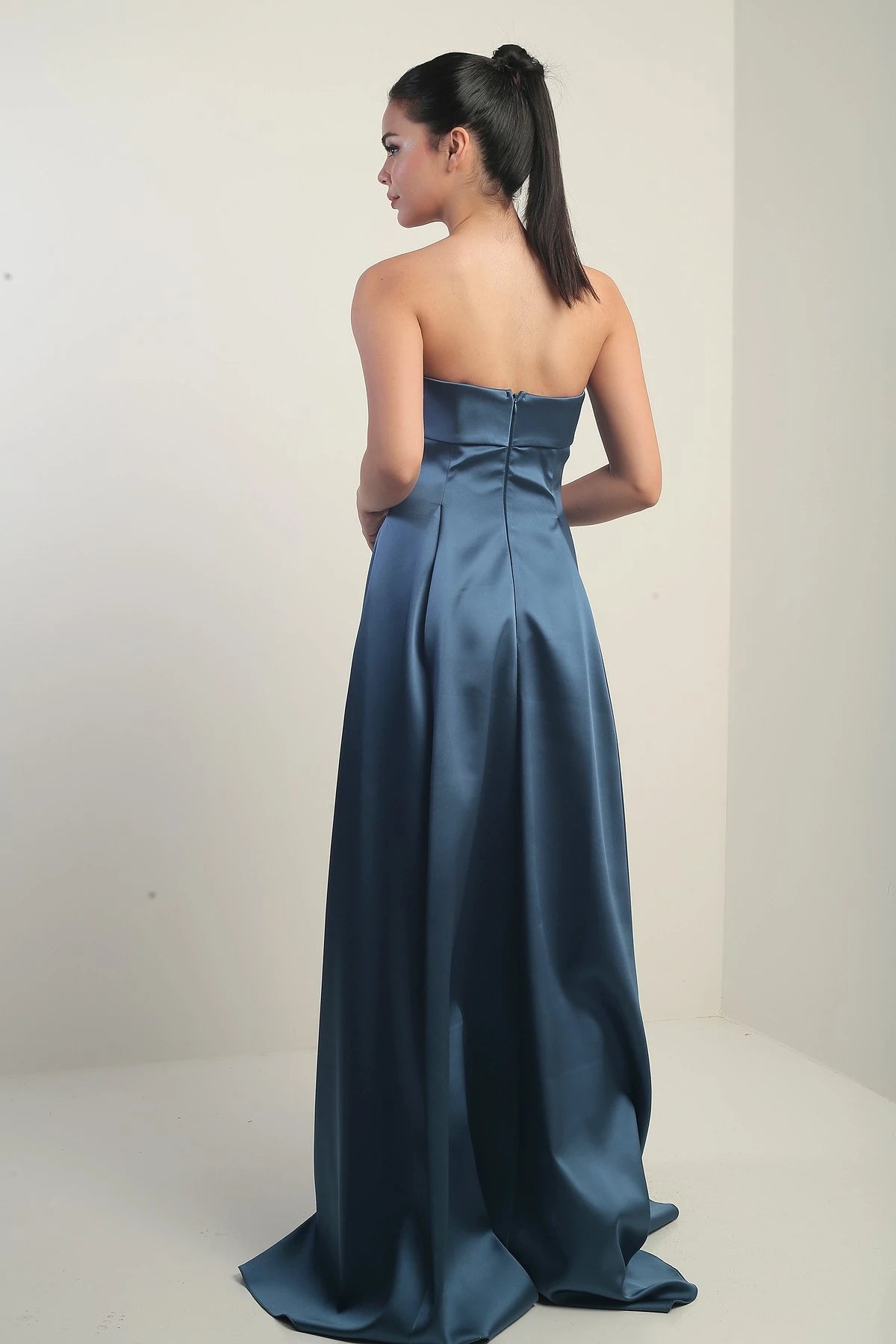 Image of Rochie de seară lungă din satin, fără bretele, cu căptușeală și buzunare pentru femei