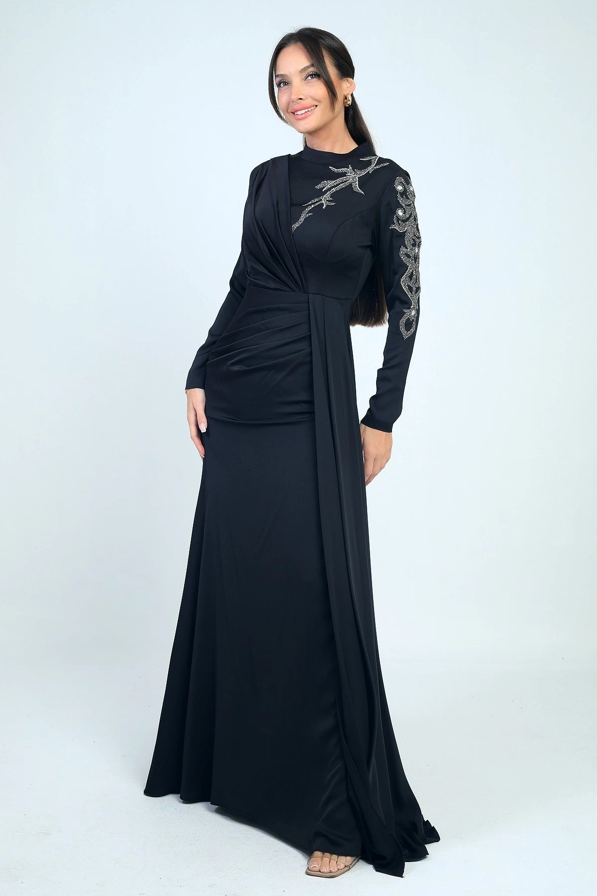 Image of Rochie hijab din crep satinat, cu imprimeu de pietre, cu încrețituri în față și căptușită