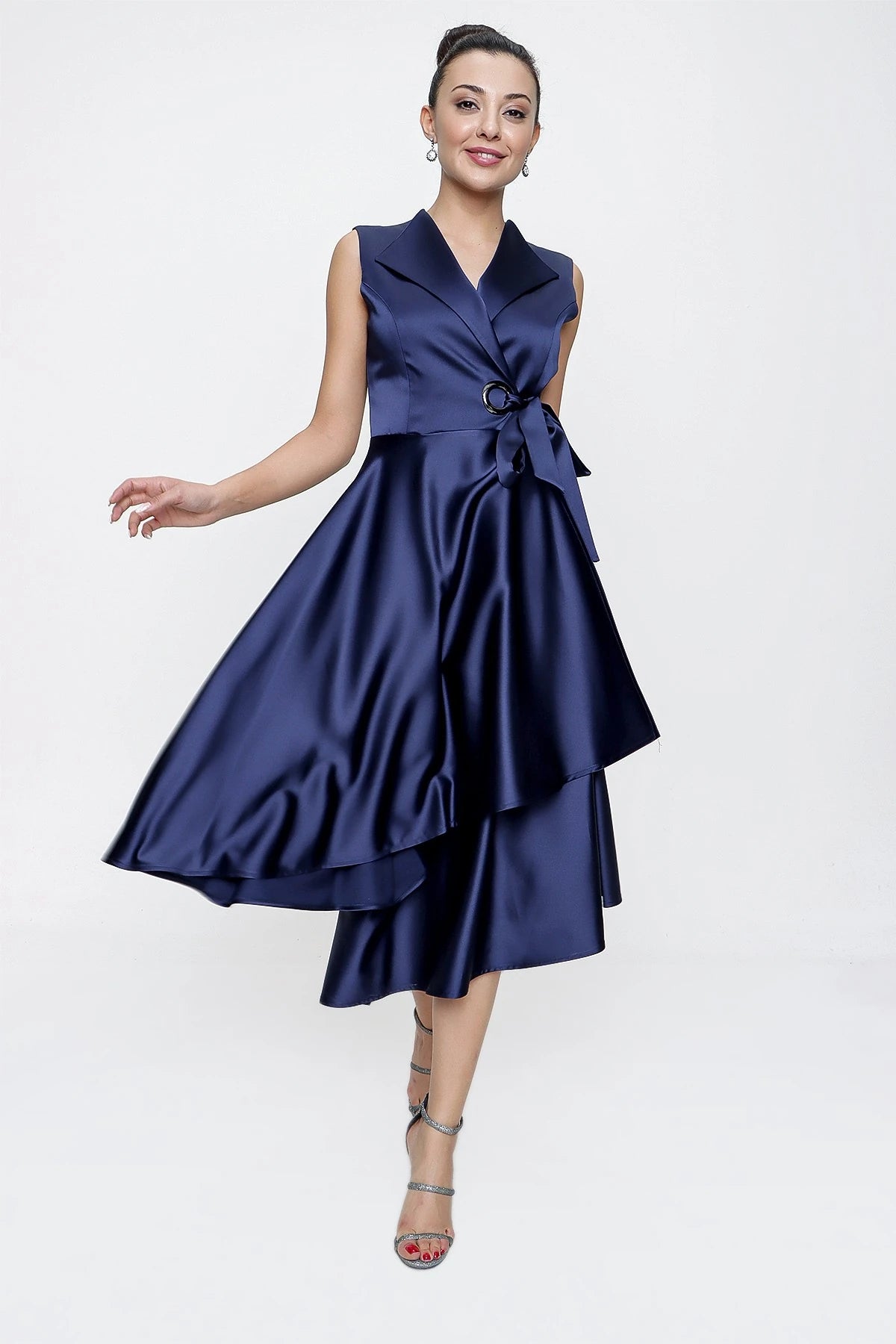 Image of Rochie din satin cu decolteu înfășurat și șireturi