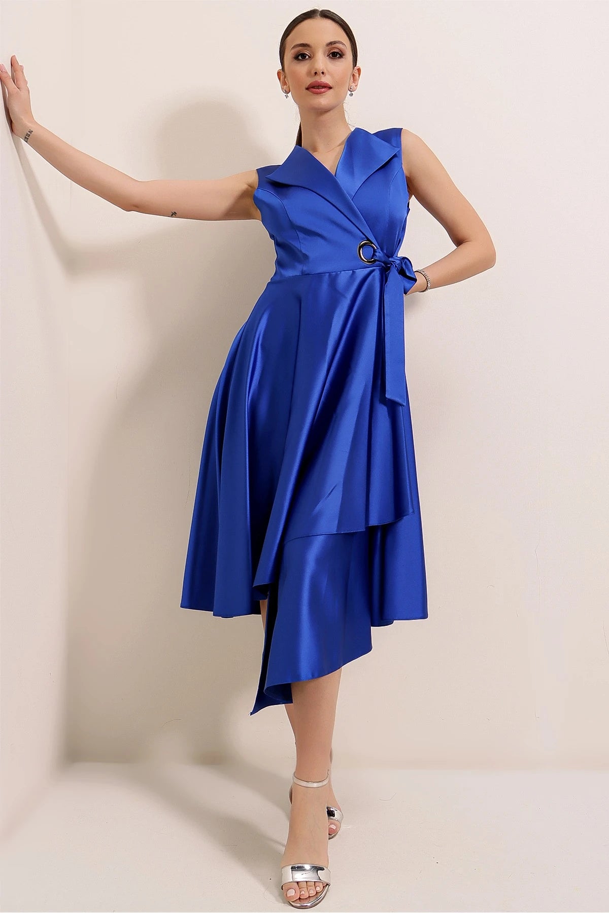 Image of Rochie din satin cu decolteu înfășurat și șireturi