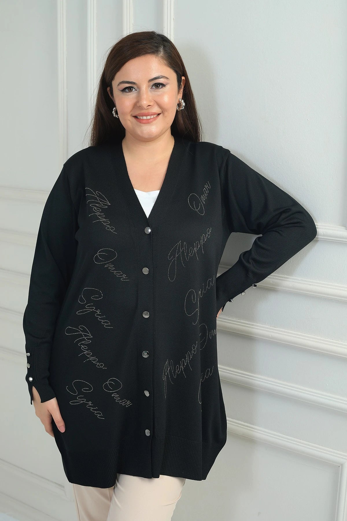 Image of Kadın Kolları Düğme Detaylı Taş Baskı Yazılı Büyük Beden Uzun Hırka