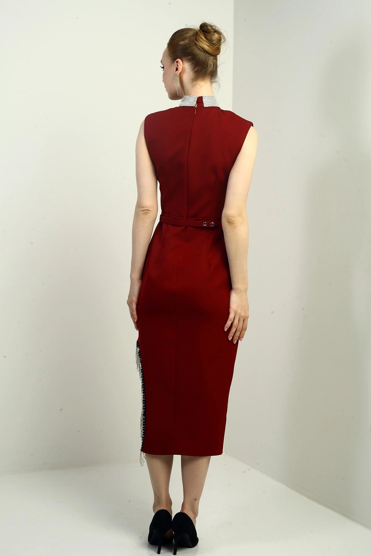 Image of Rochie midi pentru femei, cu guler mandarin, talie înaltă, cu detaliu de lanț lateral și crăpătură.