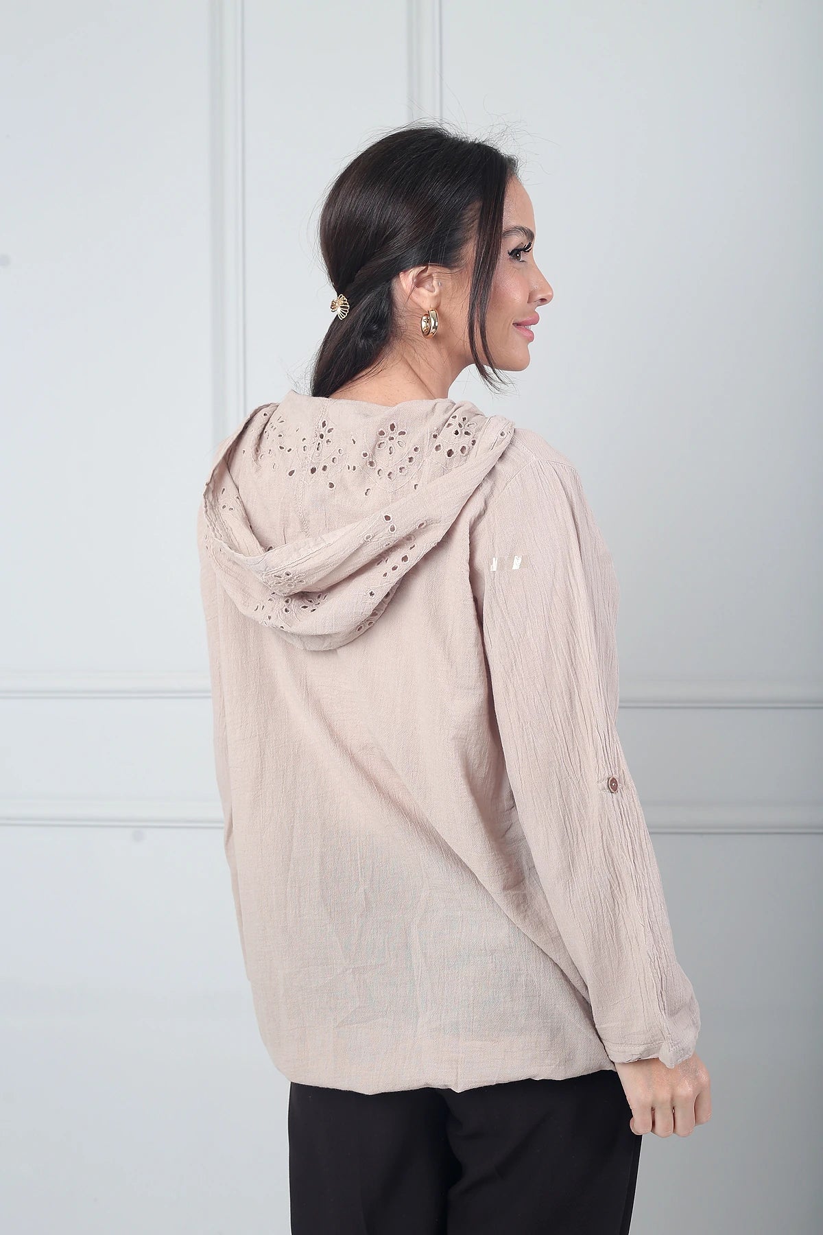 Image of Kadın Kapüşonlu Önü Düğmeli Cepli  Brode Fisto İşlemeli İtalyan Cotton Ceket