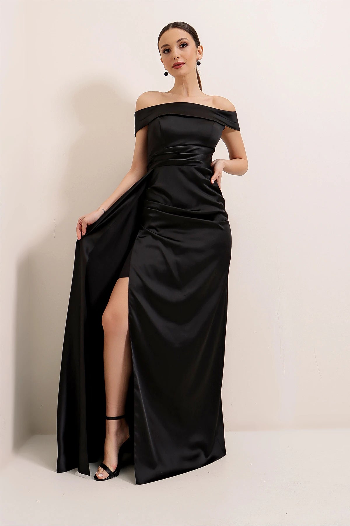 Image of Rochie lungă din satin cu decolteu Madonna și crăpătură pe o singură parte