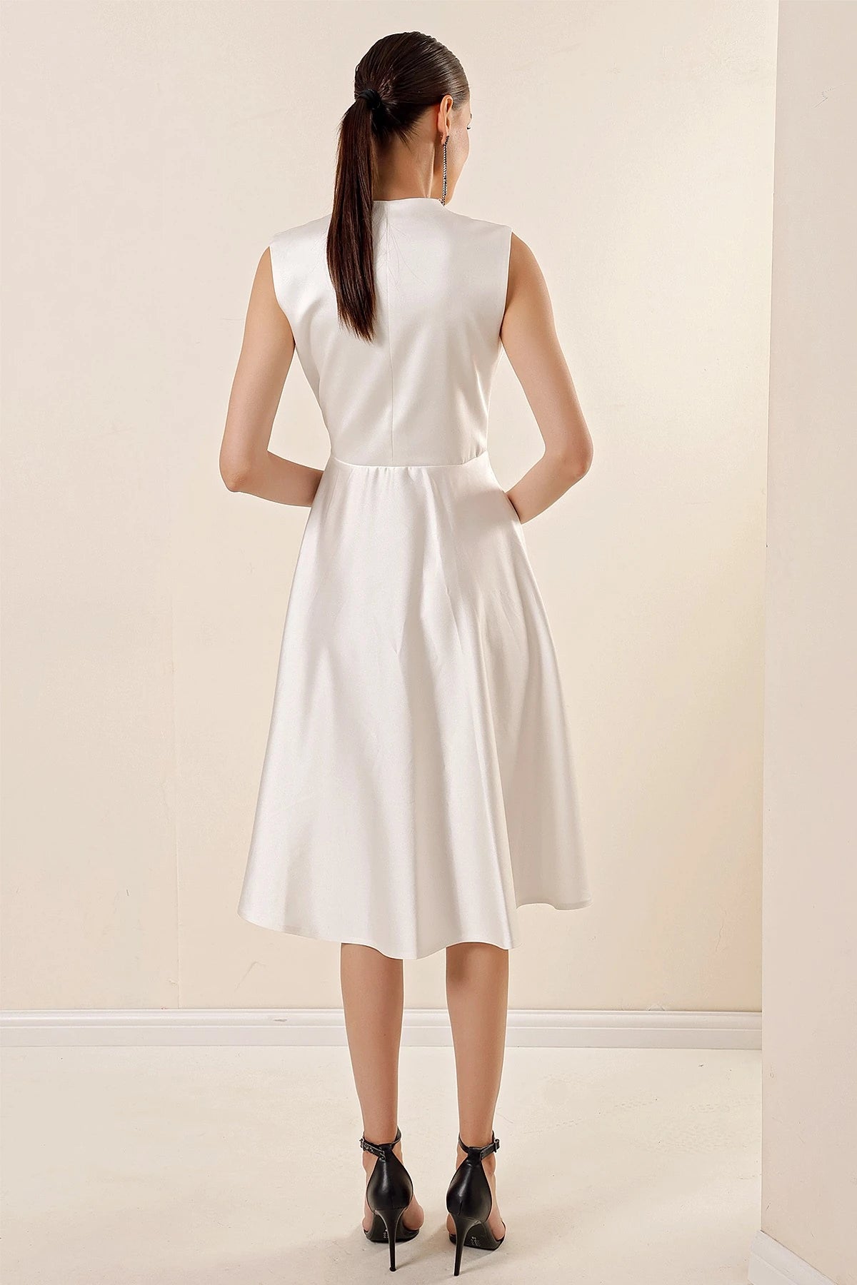 Image of Rochie din satin cu decolteu înfășurat și șireturi