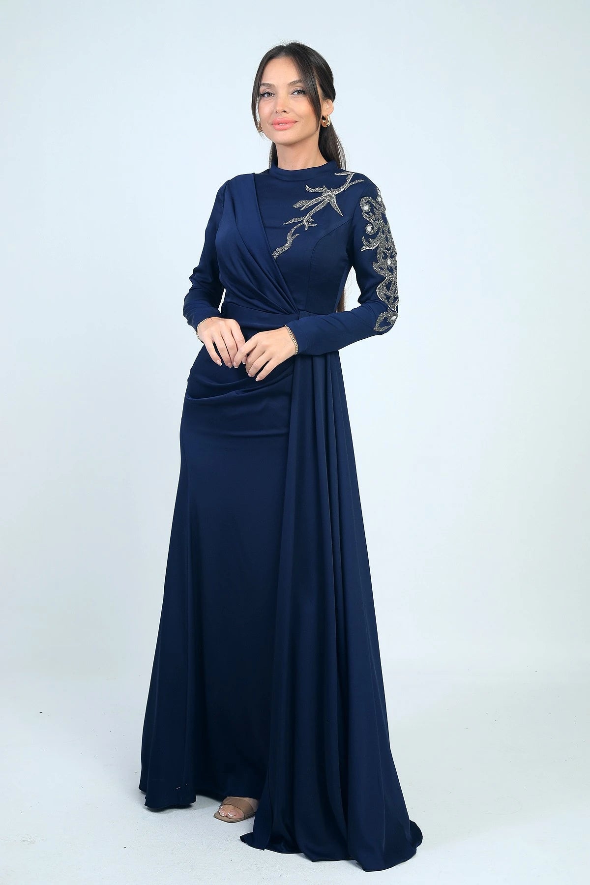 Image of Rochie hijab din crep satinat, cu imprimeu de pietre, cu încrețituri în față și căptușită