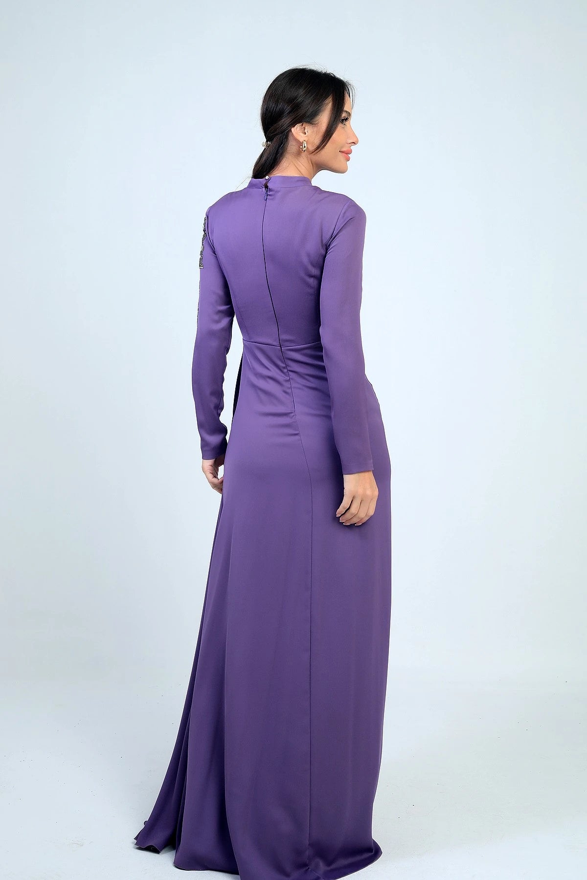 Image of Rochie hijab din crep satinat, cu imprimeu de pietre, cu încrețituri în față și căptușită