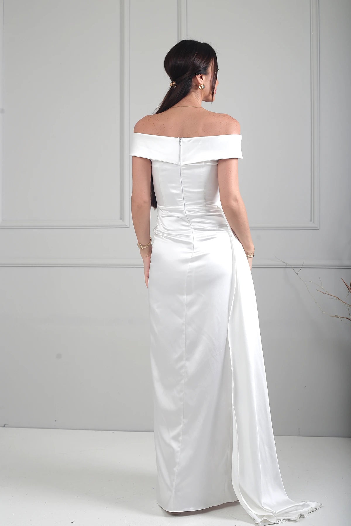 Image of Rochie lungă din satin cu decolteu Madonna și crăpătură pe o singură parte