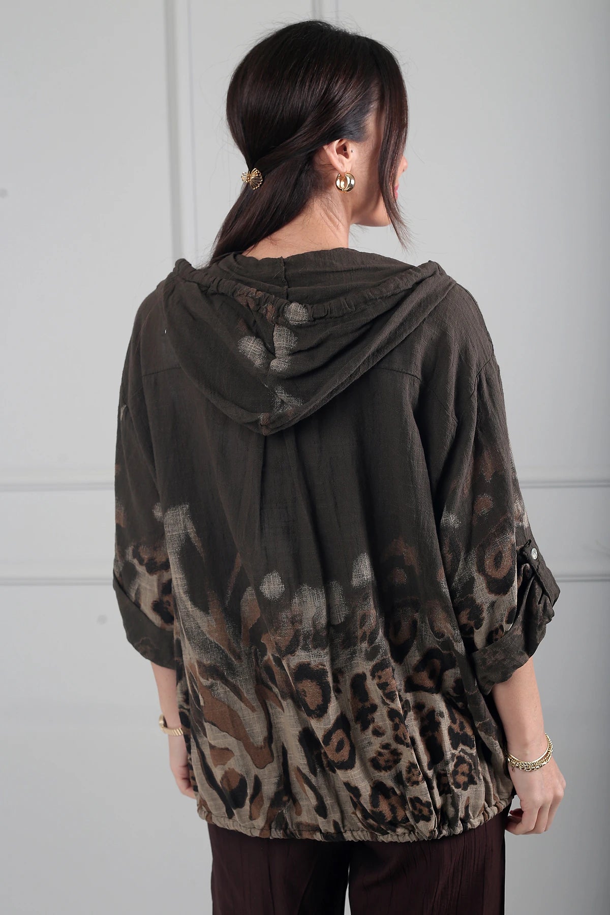 Image of Kadın Kapüşonlu Düğmeli Uzun Kollu Cepli Leopar Desen İtalyan Cotton Ceket
