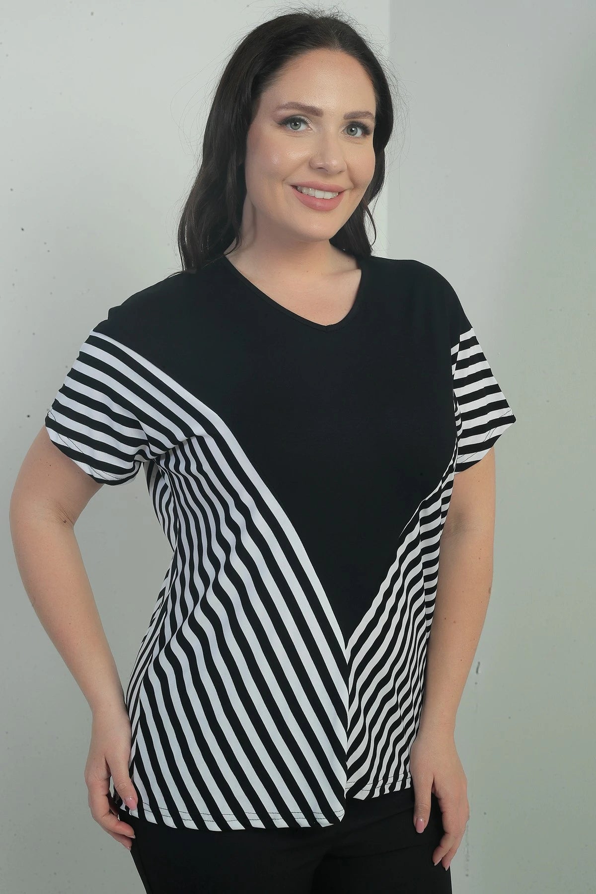 Image of Kadın V Yaka Çizgi Detaylı Yarasa Kol B.B. Bluz