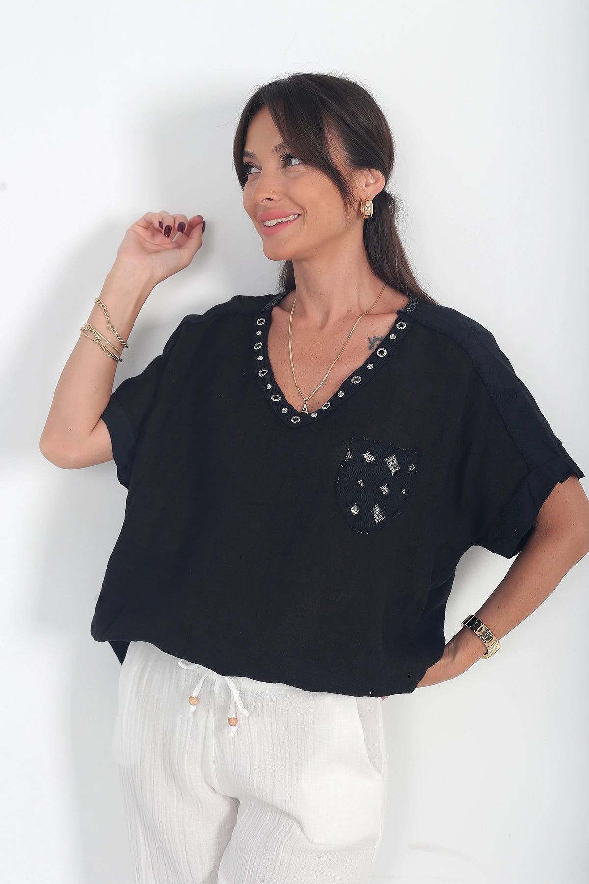 Image of Kadın İtalyan Keten Zınmbalı V Yaka Tek Cepli Omuzlar Nakış İşlemeli Oversize Cotton Bluz