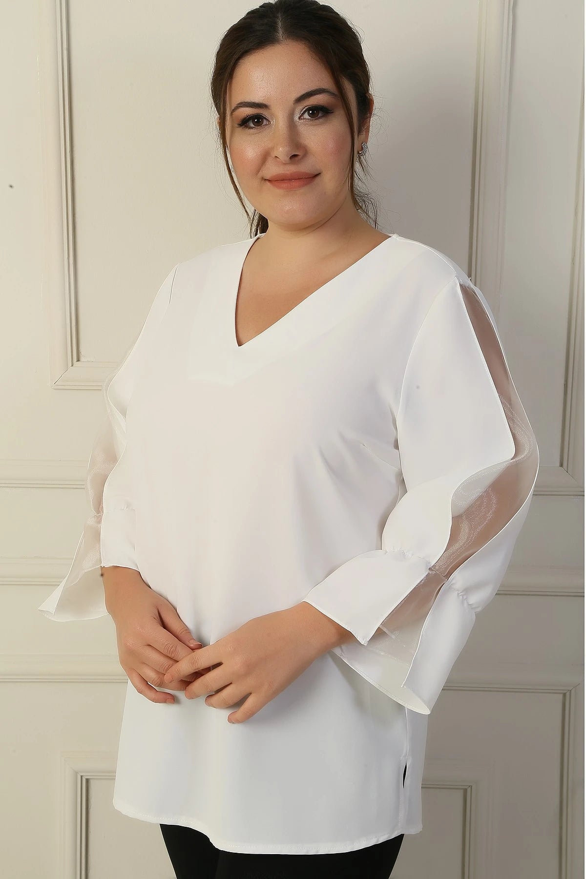 Image of Bluză BB din crep semi-organza cu decolteu în V