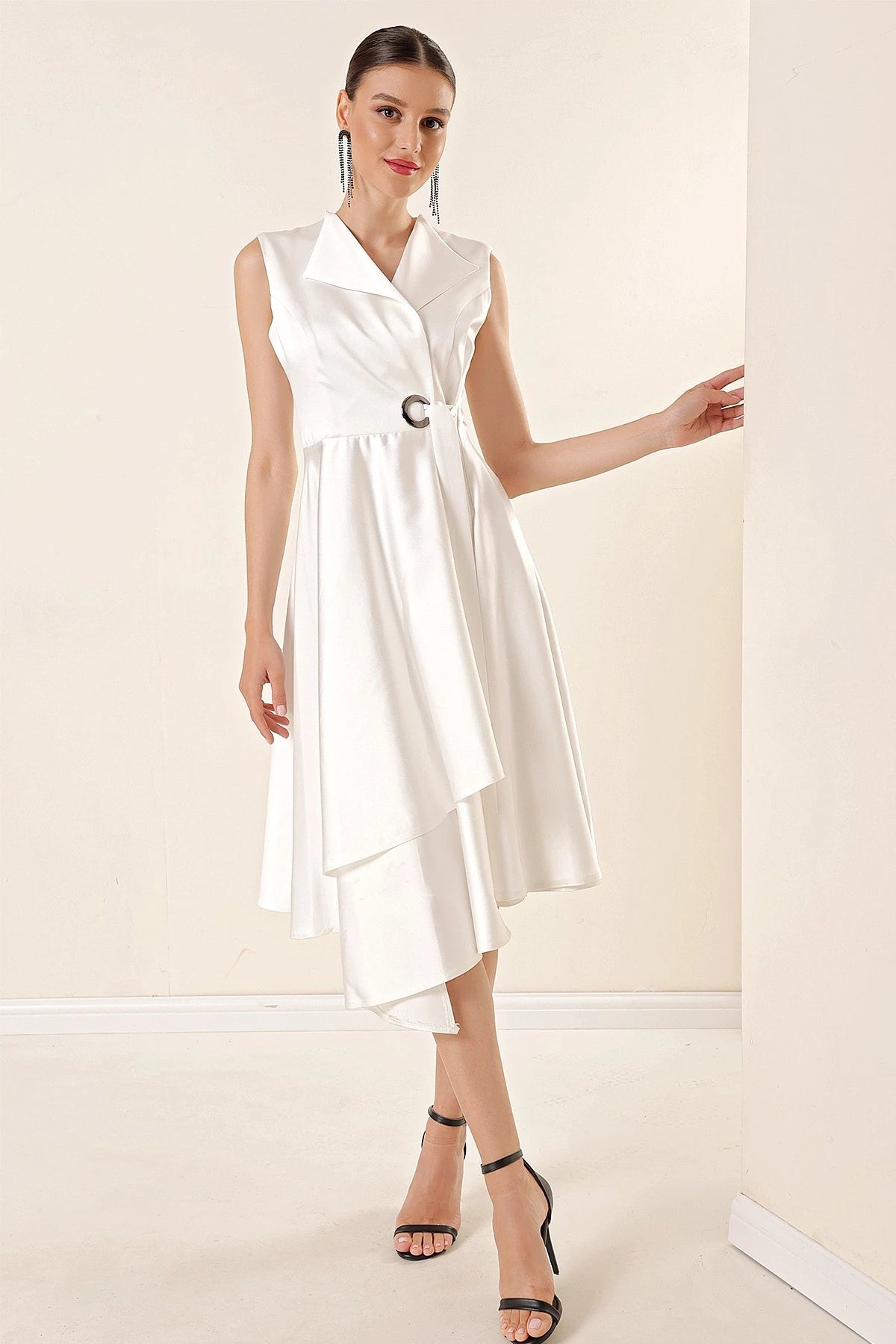 Image of Rochie din satin cu decolteu înfășurat și șireturi