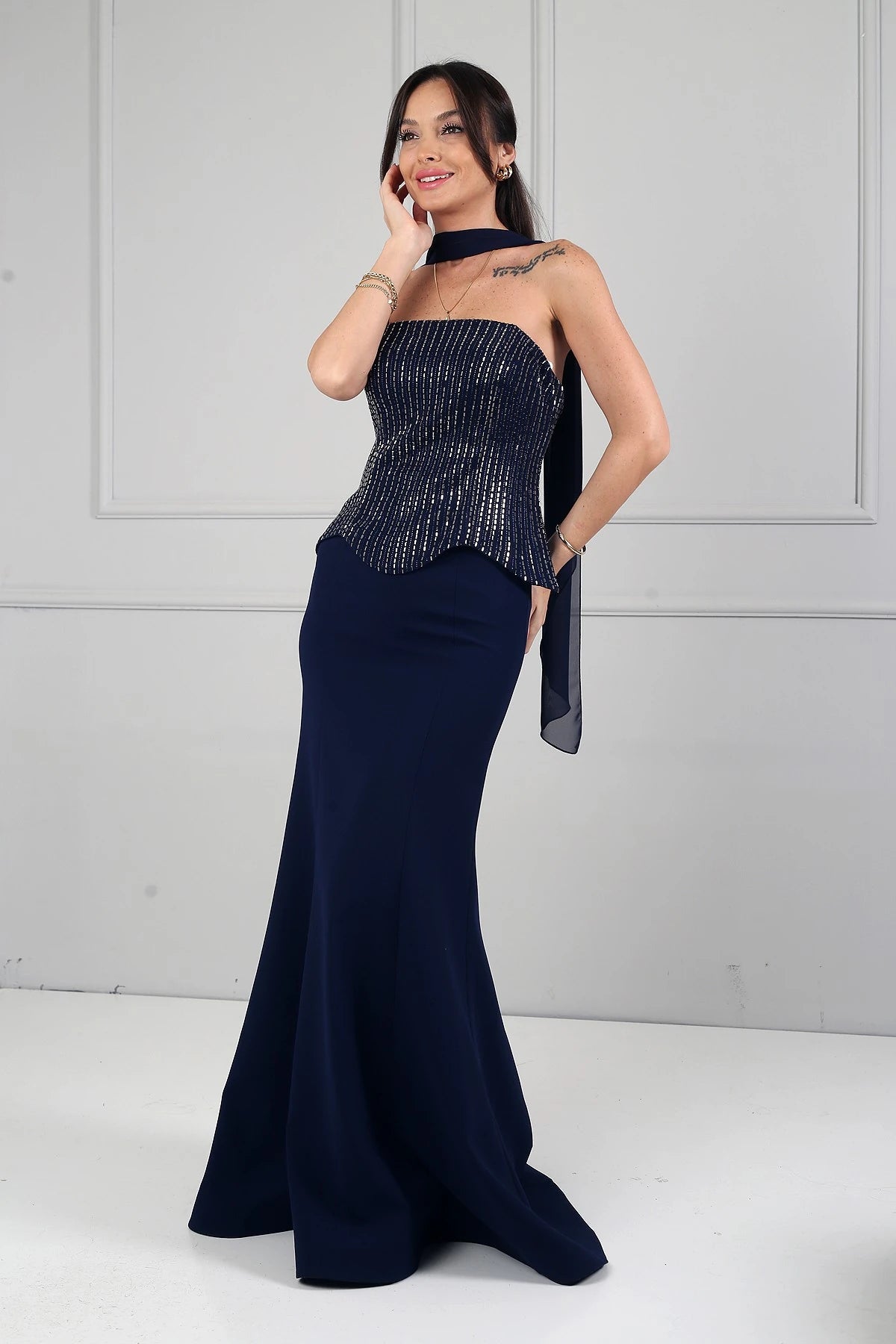 Image of Rochie de sirenă din crep cu decolteu fără bretele, cu armătură, decorațiuni cu pietre și căptușeală