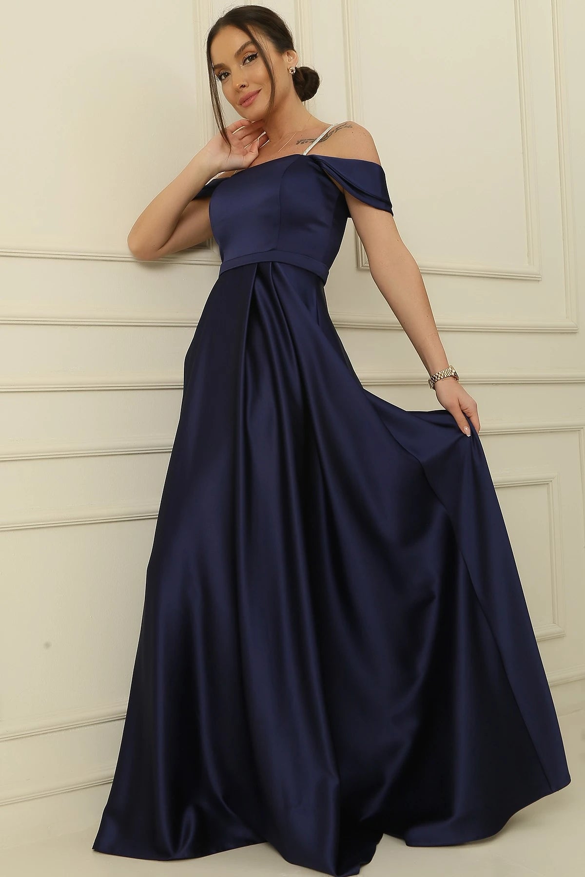 Image of Rochie lungă din satin, cu bretele, detalii cu pietre, decolteu pătrat și căptușită