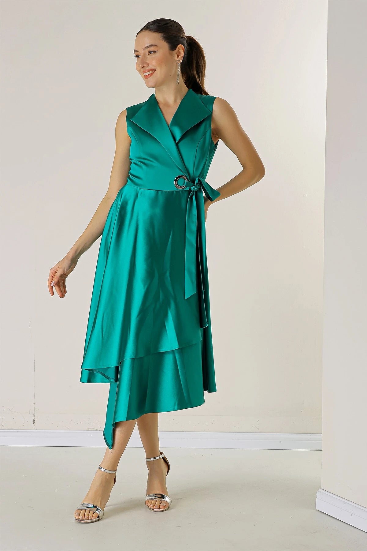 Image of Rochie din satin cu decolteu înfășurat și șireturi