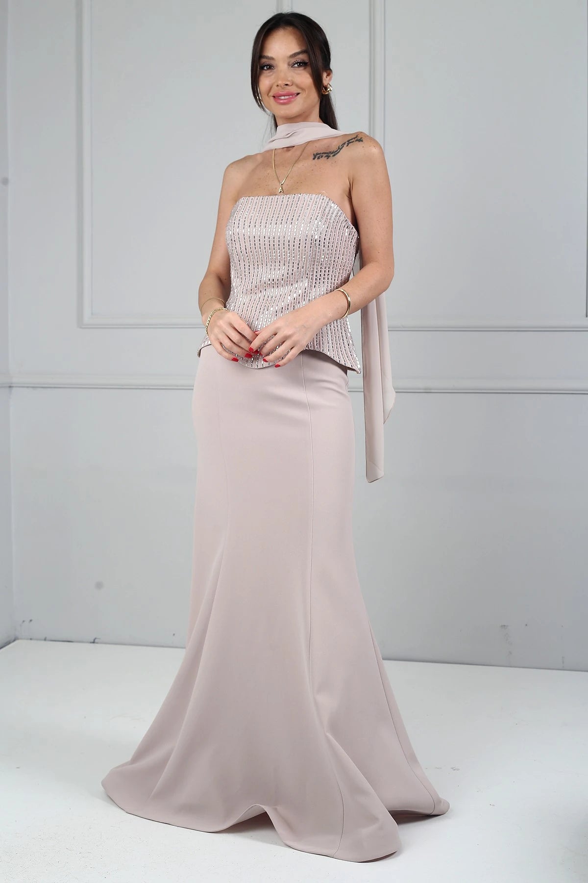 Image of Rochie de sirenă din crep cu decolteu fără bretele, cu armătură, decorațiuni cu pietre și căptușeală