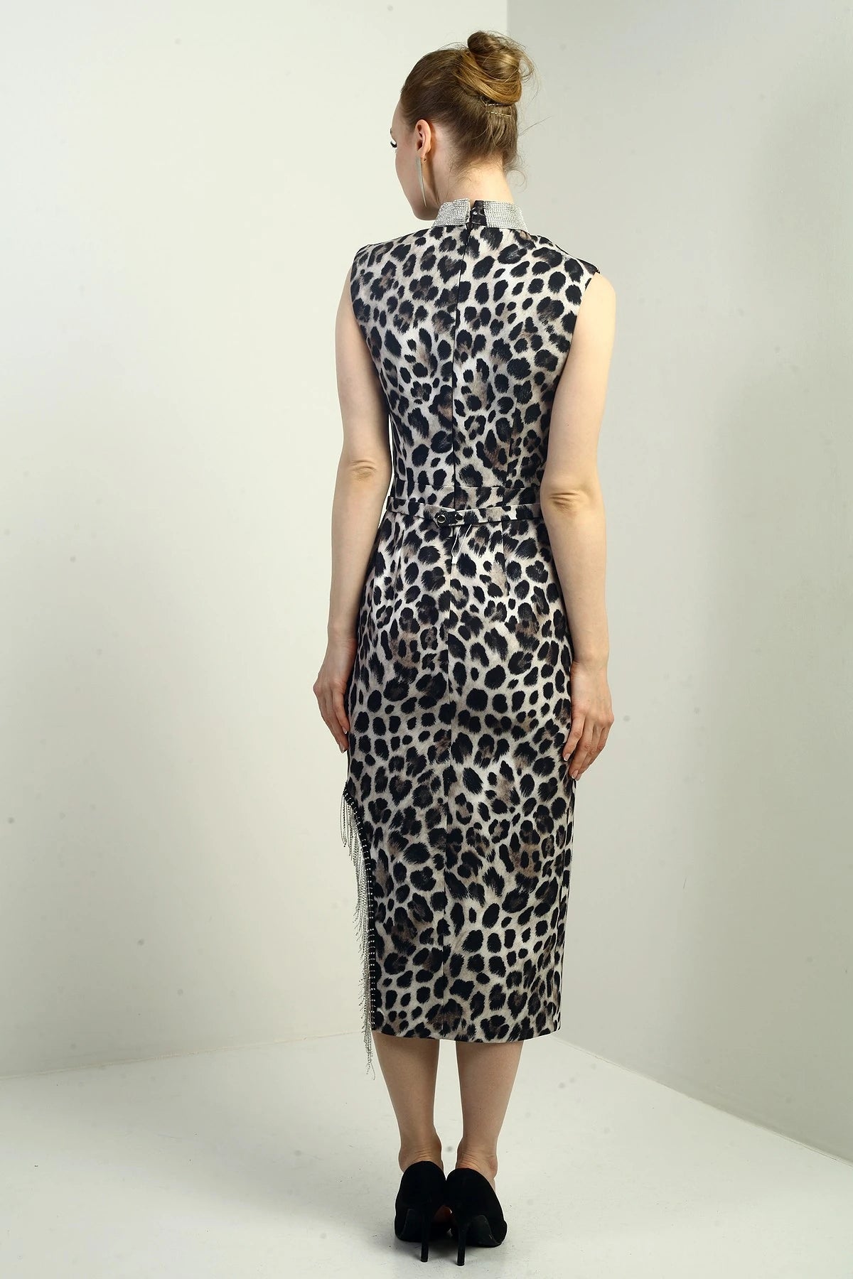 Image of Rochie midi din satin crepe cu imprimeu leopard, cu guler mandarin și crăpături laterale, cu curea în talie, cu guler decorativ și cu lanț