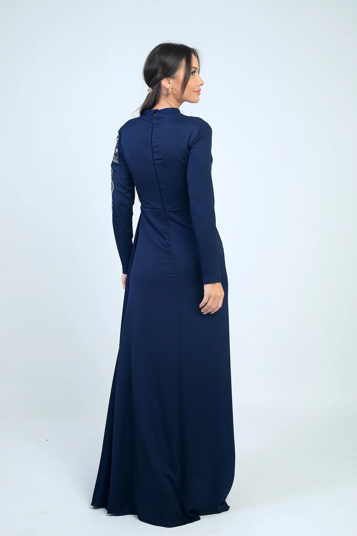 Image of Rochie hijab din crep satinat, cu imprimeu de pietre, cu încrețituri în față și căptușită