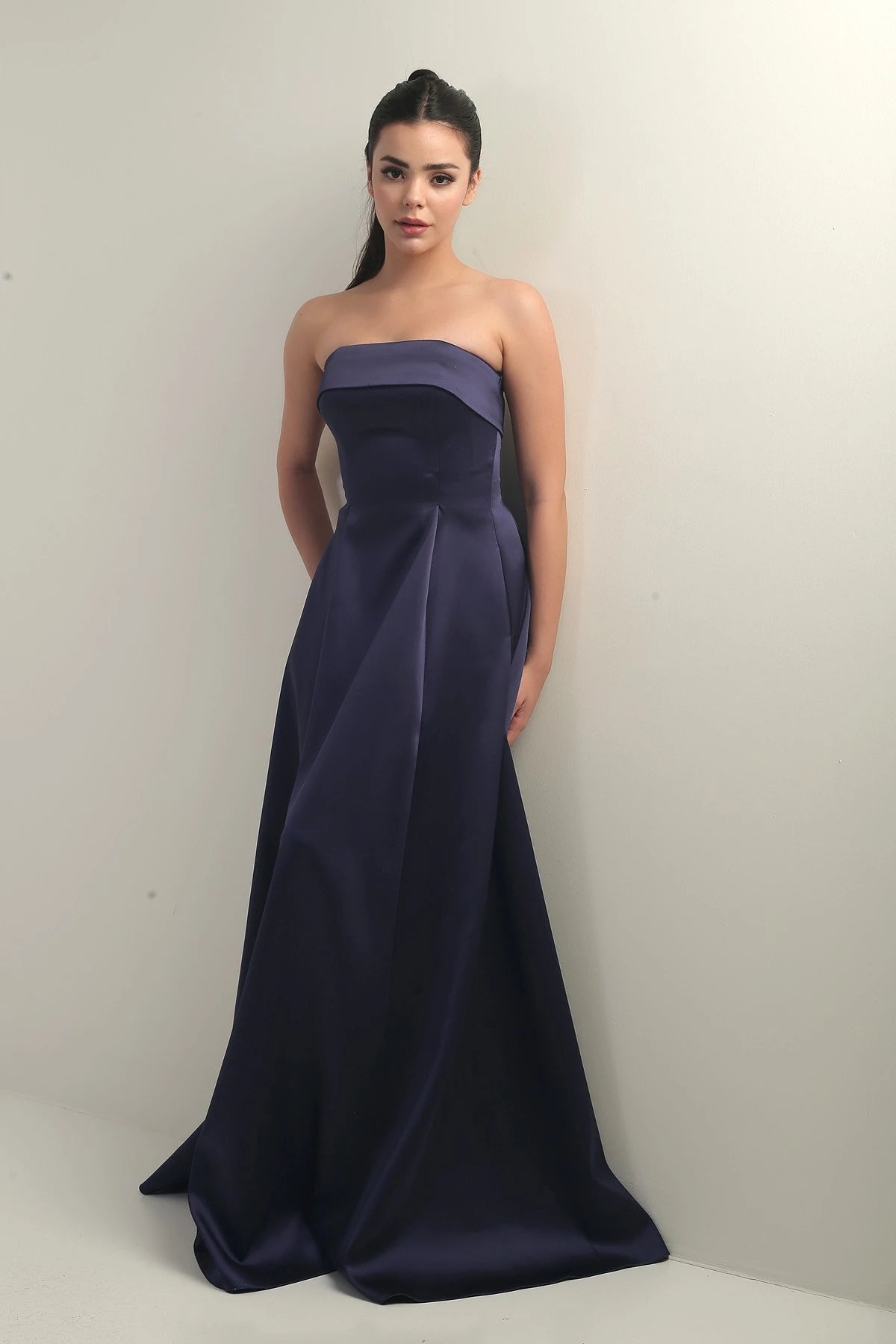Image of Rochie de seară lungă din satin, fără bretele, cu căptușeală și buzunare pentru femei