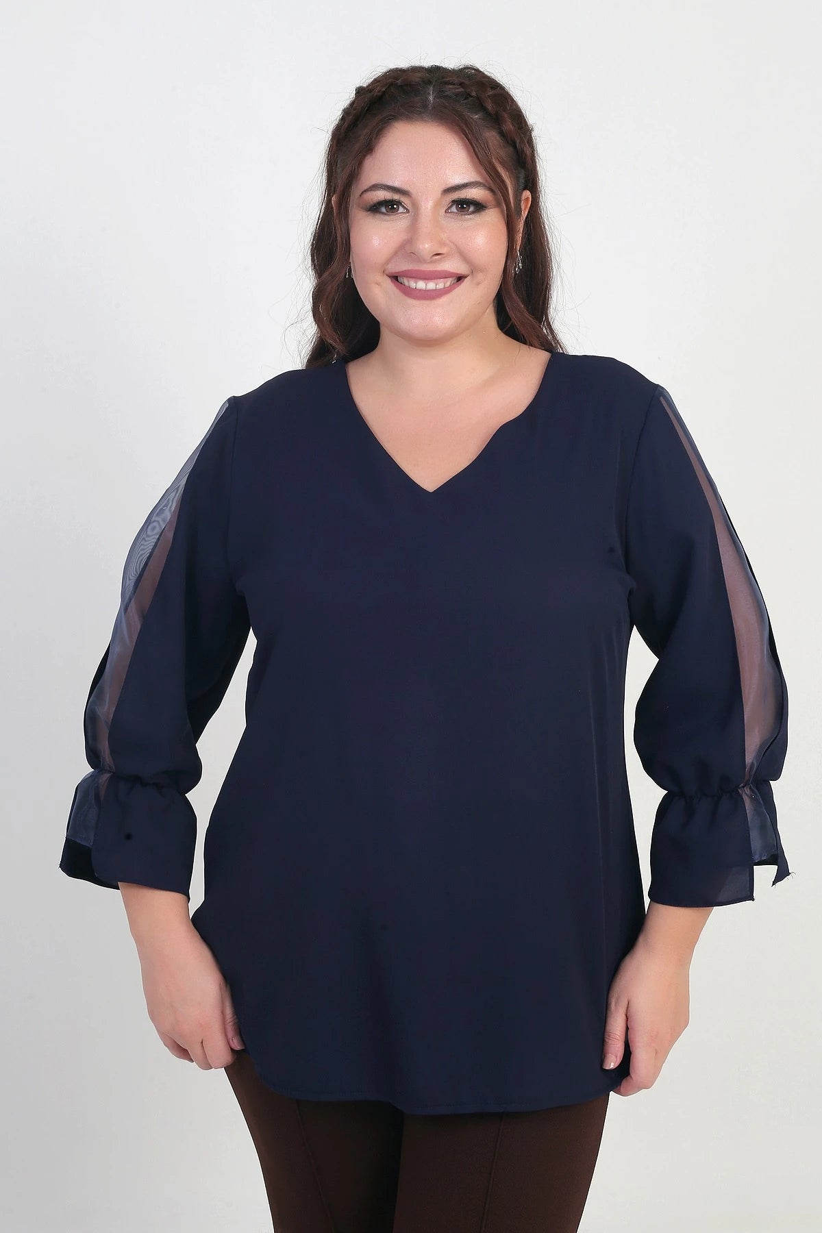 Image of Bluză BB din crep semi-organza cu decolteu în V