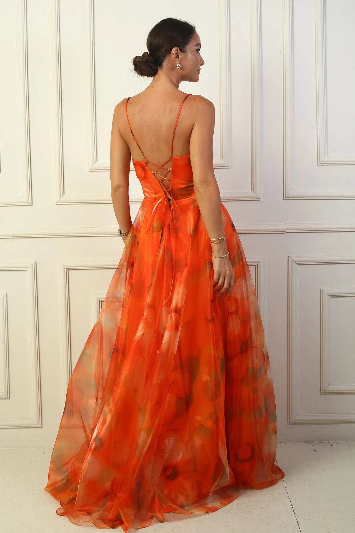 Image of Rochie lungă din organza, cu imprimeu floral și șireturi în față, cu bretele la spate