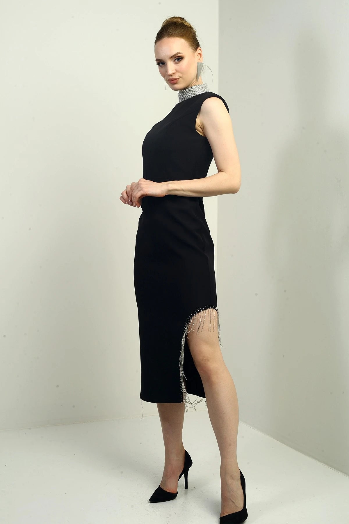 Image of Rochie midi pentru femei, cu guler mandarin, talie înaltă, cu detaliu de lanț lateral și crăpătură.