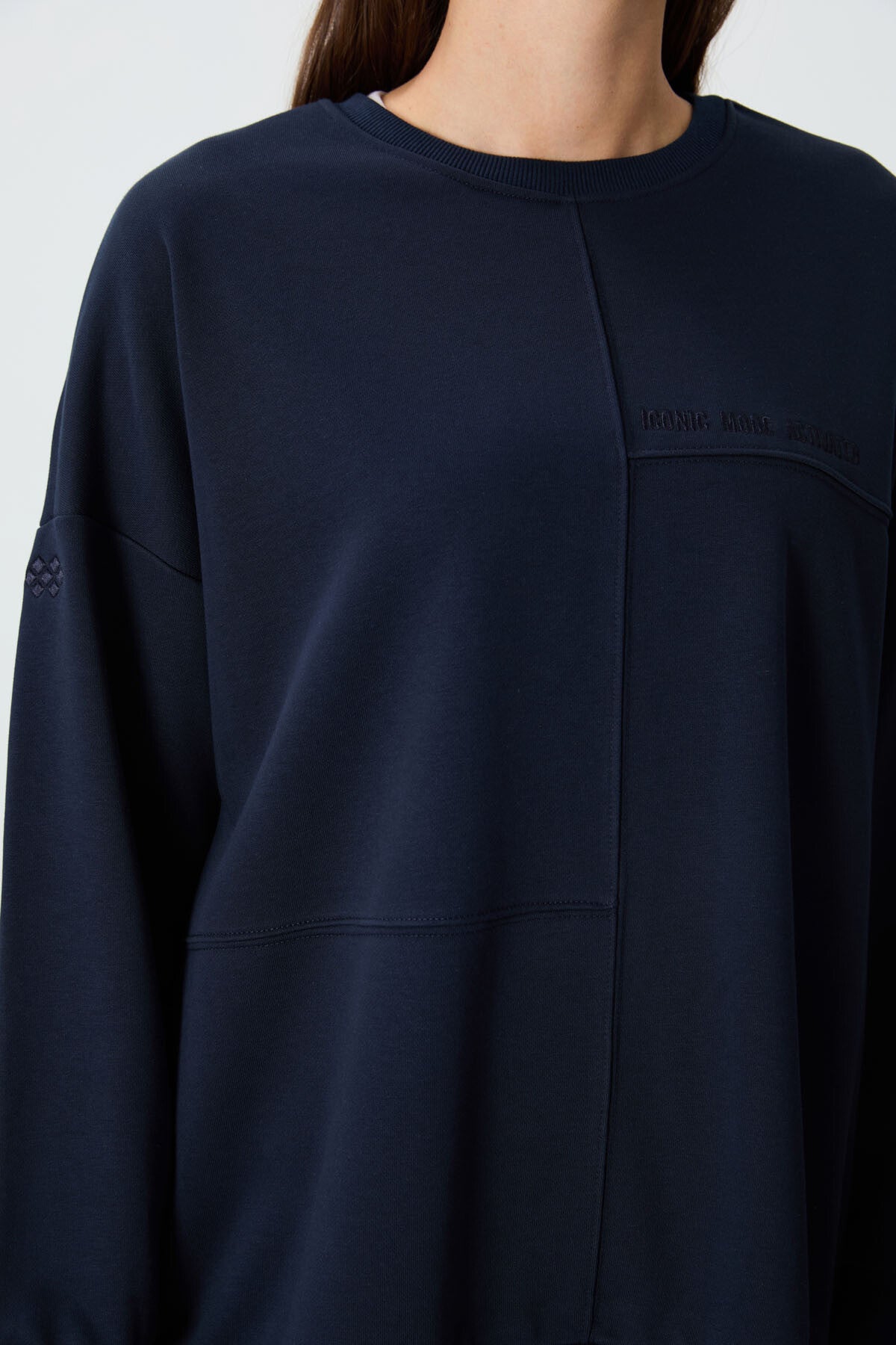 Image of İndigo Kompakt Pamuklu Kalın Pürüzsüz Dokulu O Yaka Oversize Fit Kadın Sweatshirt - 97288