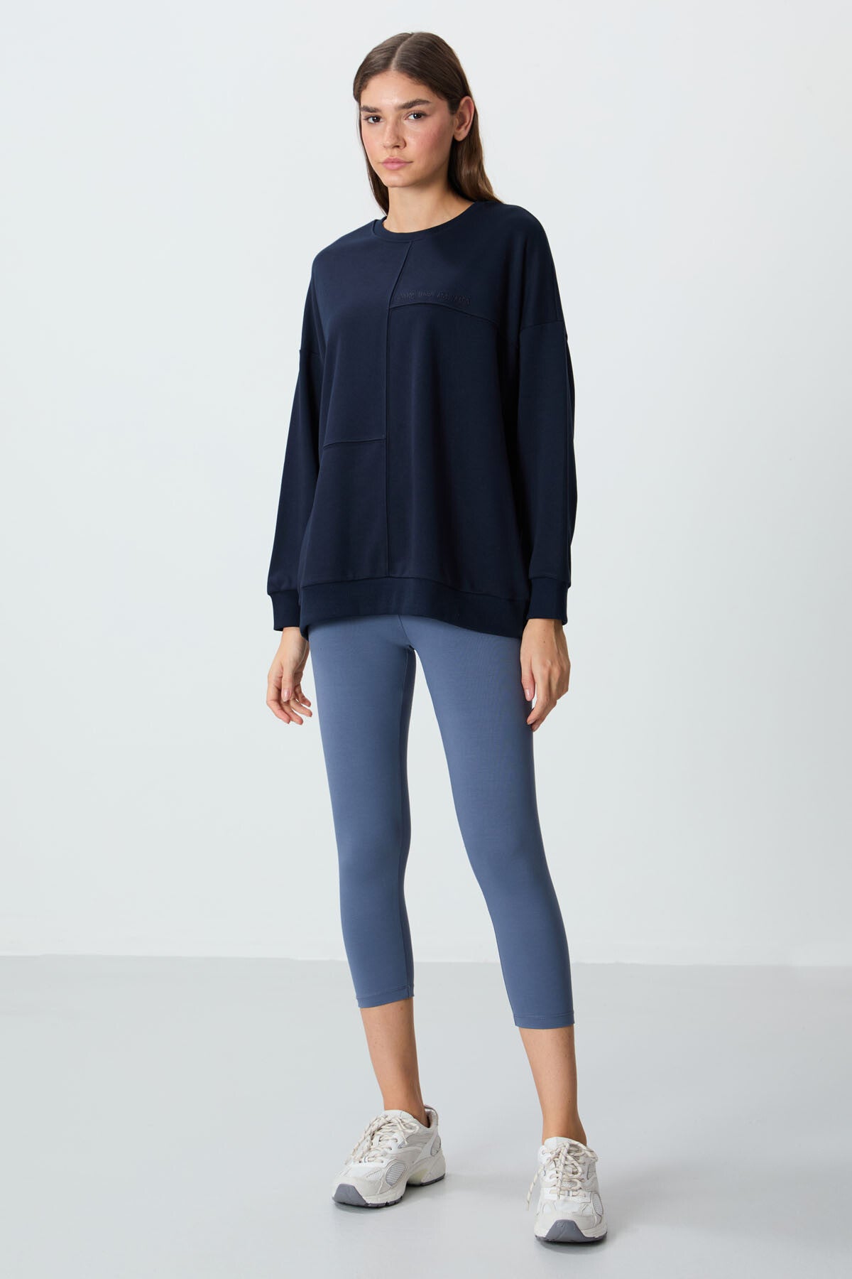 Image of İndigo Kompakt Pamuklu Kalın Pürüzsüz Dokulu O Yaka Oversize Fit Kadın Sweatshirt - 97288