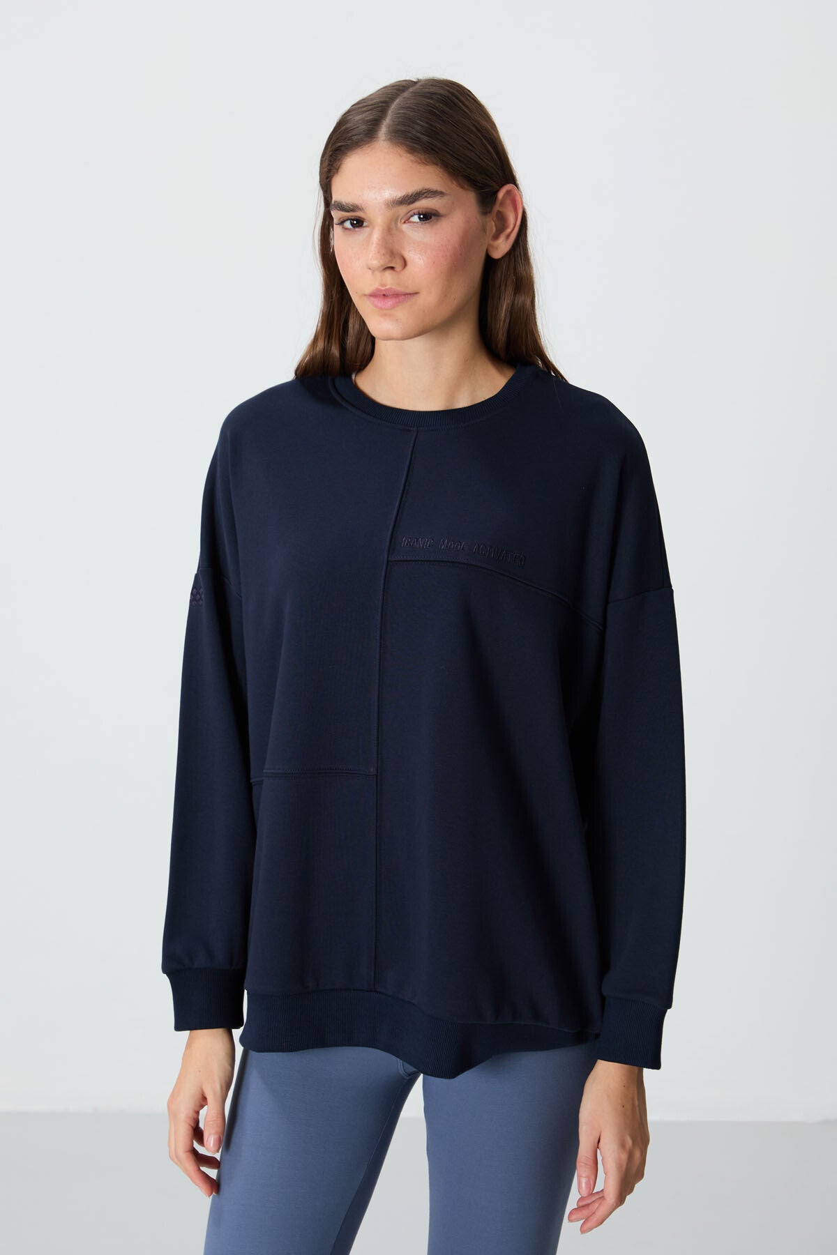 Image of İndigo Kompakt Pamuklu Kalın Pürüzsüz Dokulu O Yaka Oversize Fit Kadın Sweatshirt - 97288