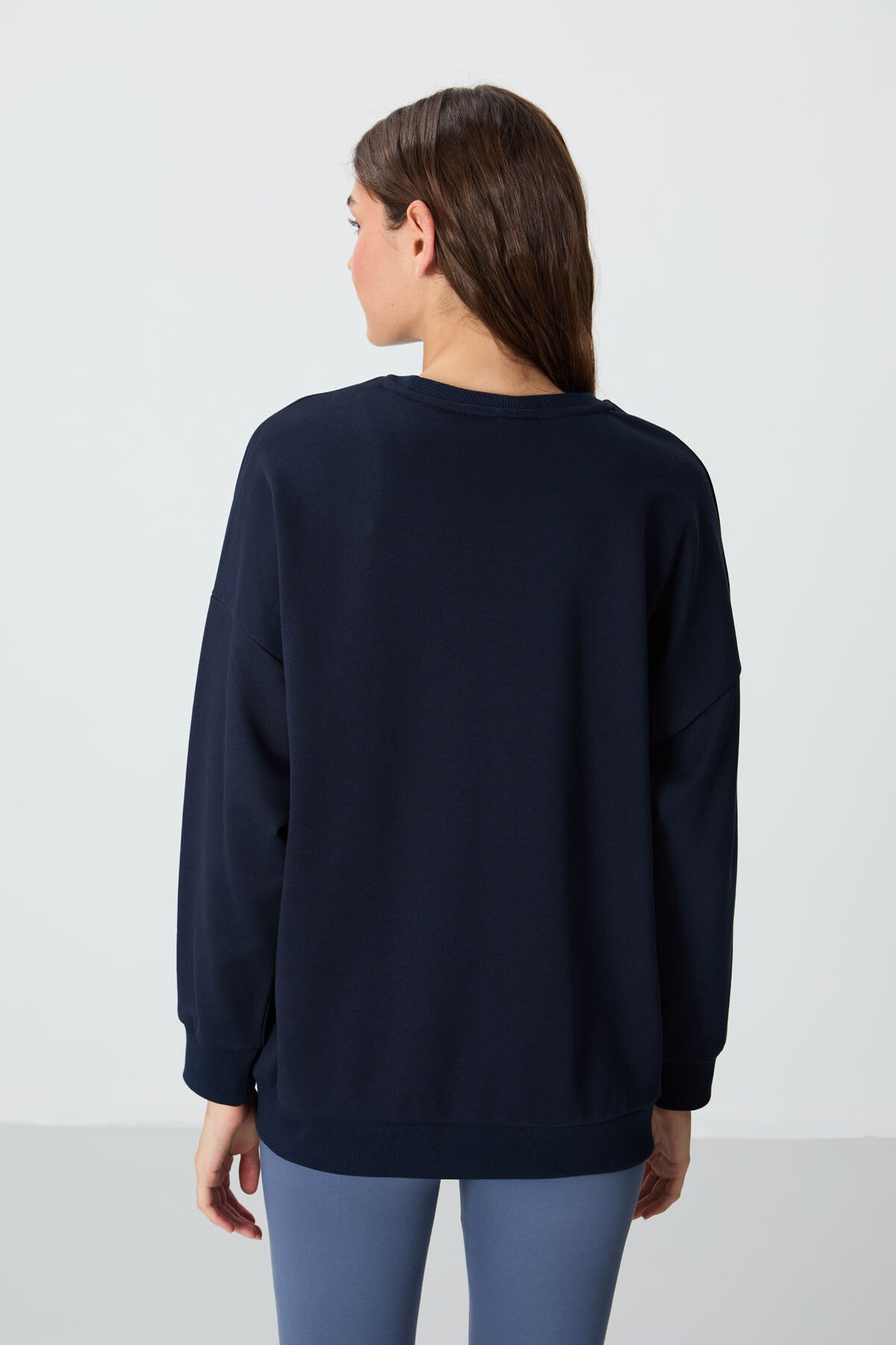 Image of İndigo Kompakt Pamuklu Kalın Pürüzsüz Dokulu O Yaka Oversize Fit Kadın Sweatshirt - 97288